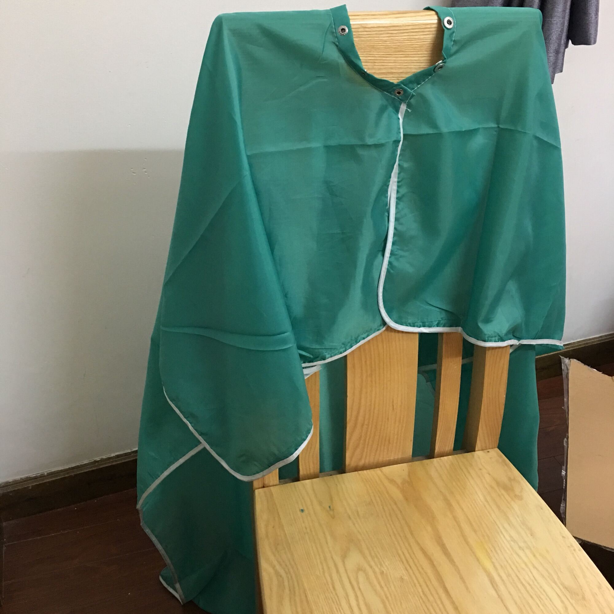 Khăn choàng cắt tóc Ngang 1m5 dài 1m4 phủ kín, vải đẹp, nút bấm 3 mức, bền, không bám tóc (nhắn shop chọn màu)