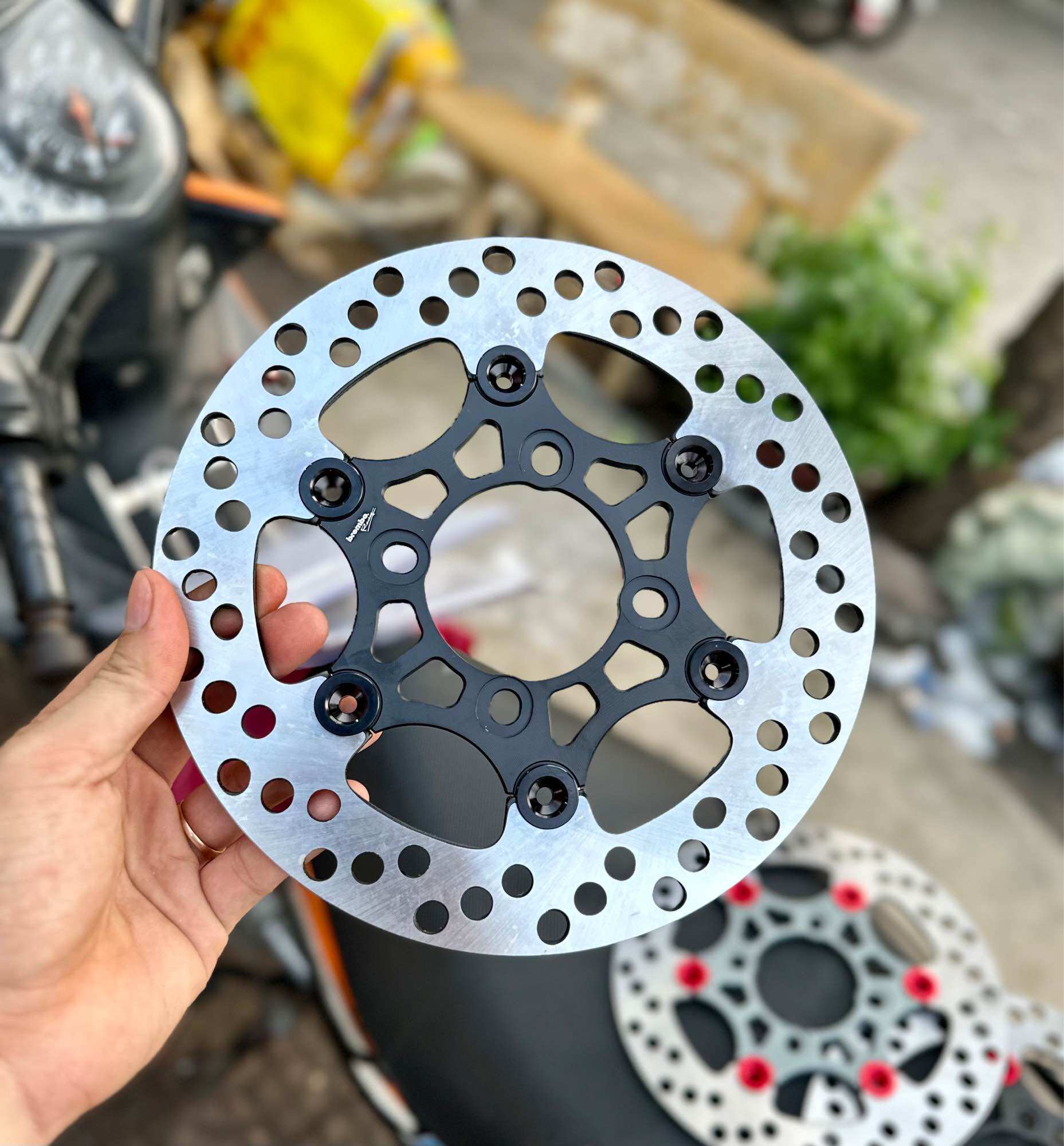 Đĩa thắng brembo moto 3 khoen đỏ 220mm