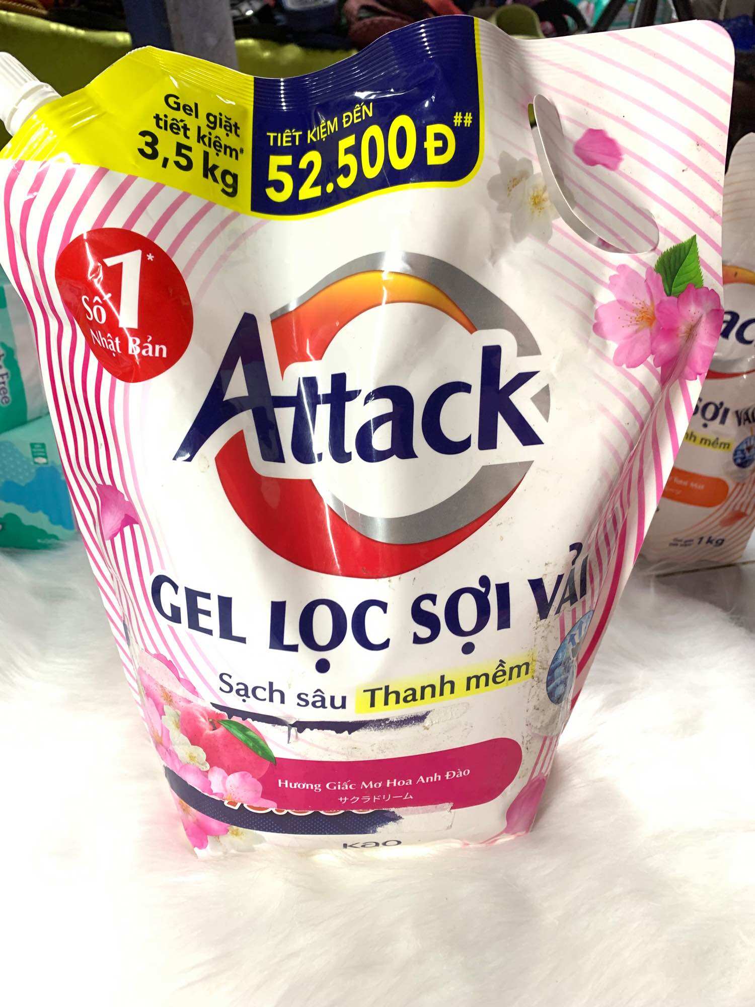 Nước giặt gel Attack hương hoa anh đào