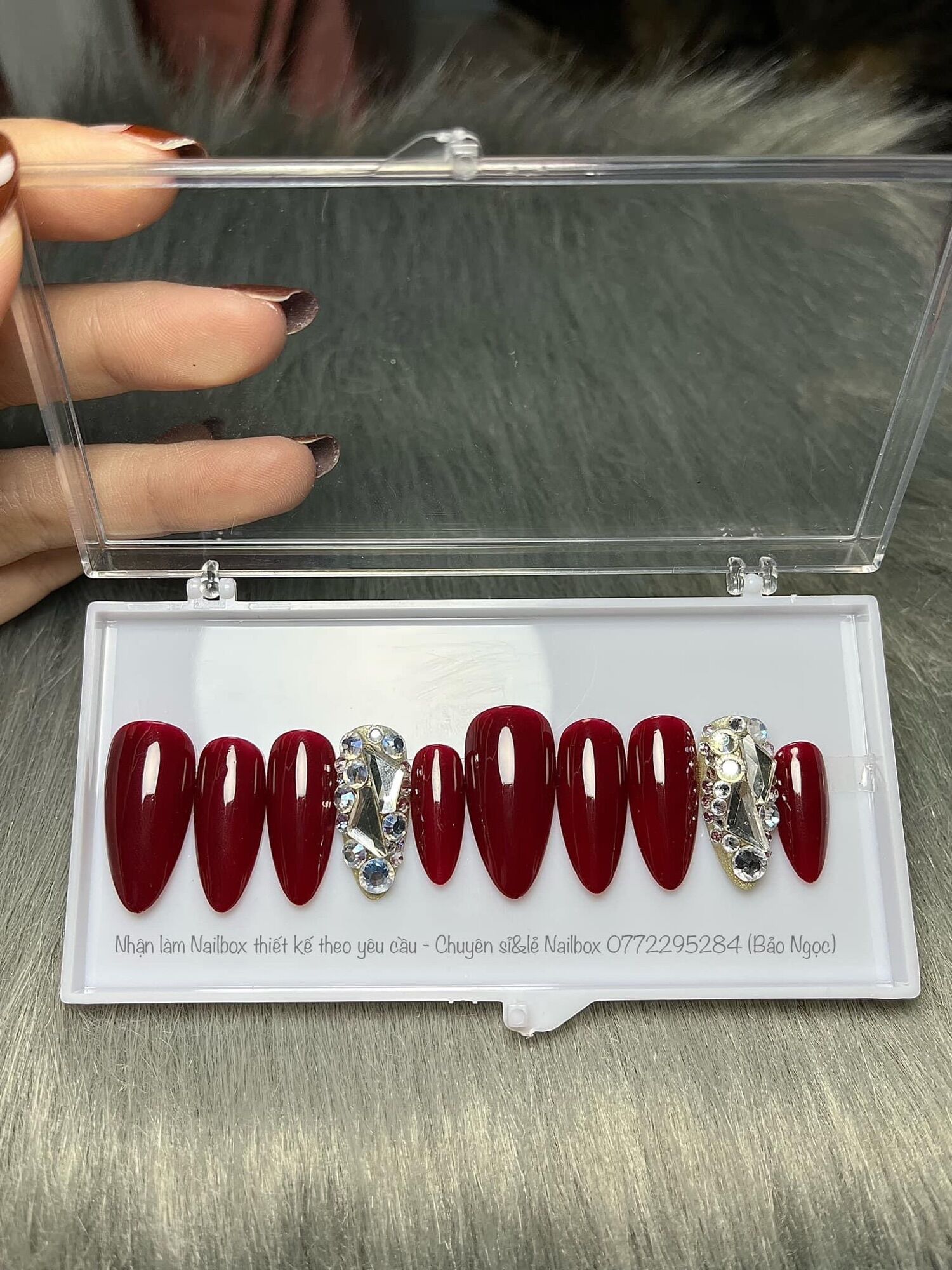 Móng úp thiết kế tong đỏ phối đính đá -Nailbox thiết kế