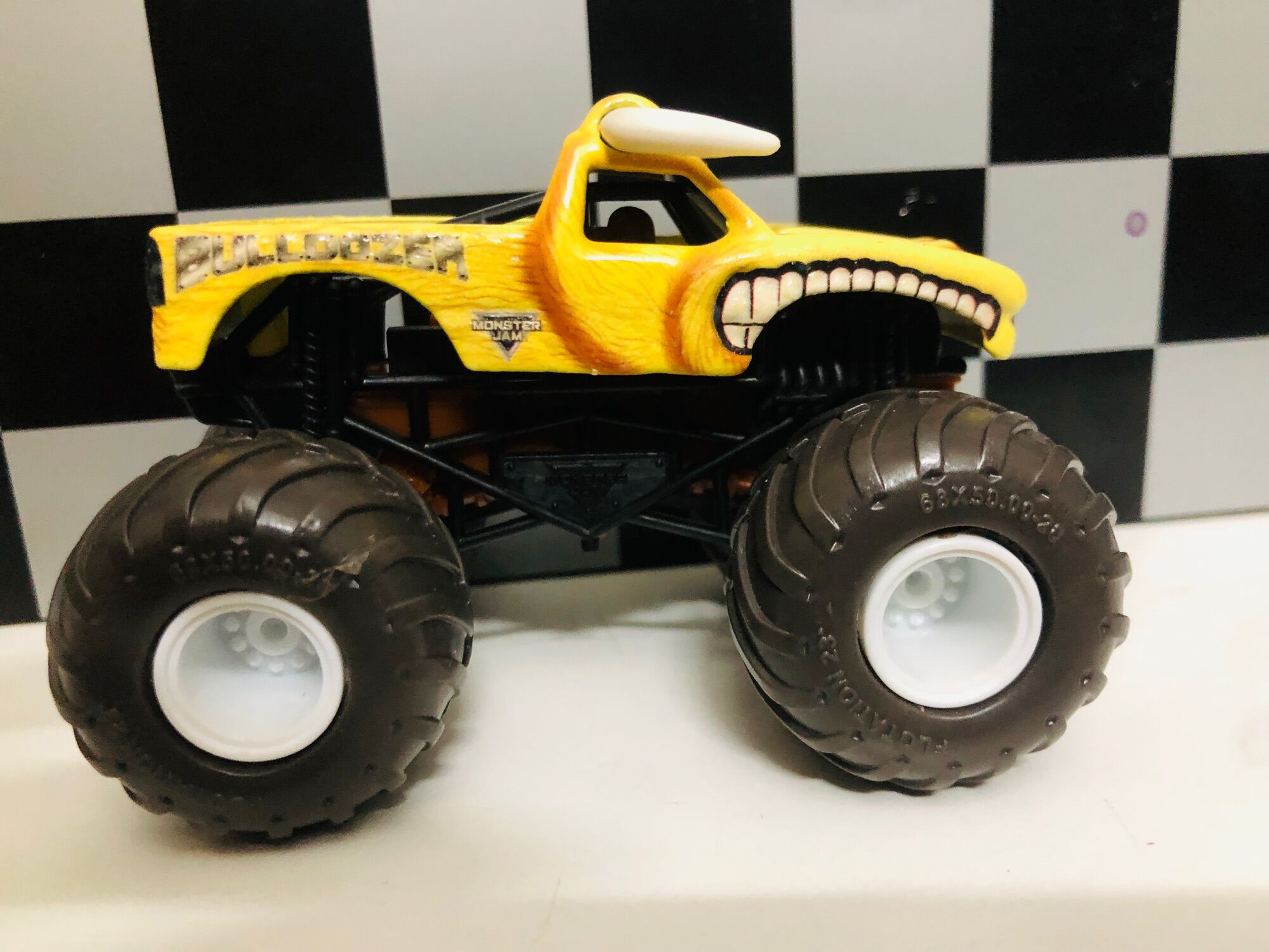 Xe Monster Jam đổi màu size 1:64 đổi màu dạng vảy