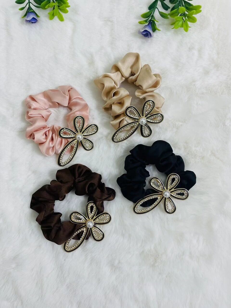 cột tóc ren đính đá sang trọng