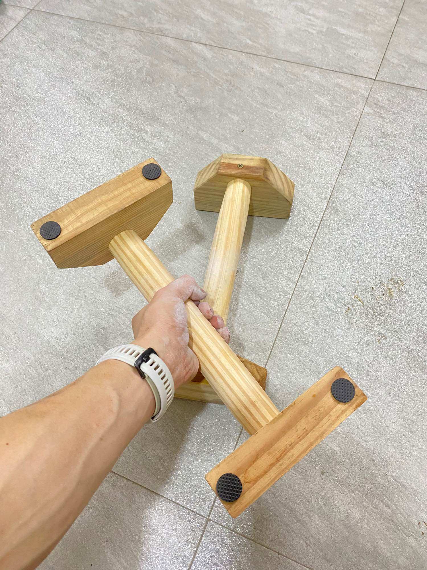 Parallettes- dụng cụ hỗ trợ hít đất cho người mới bắt đầu.