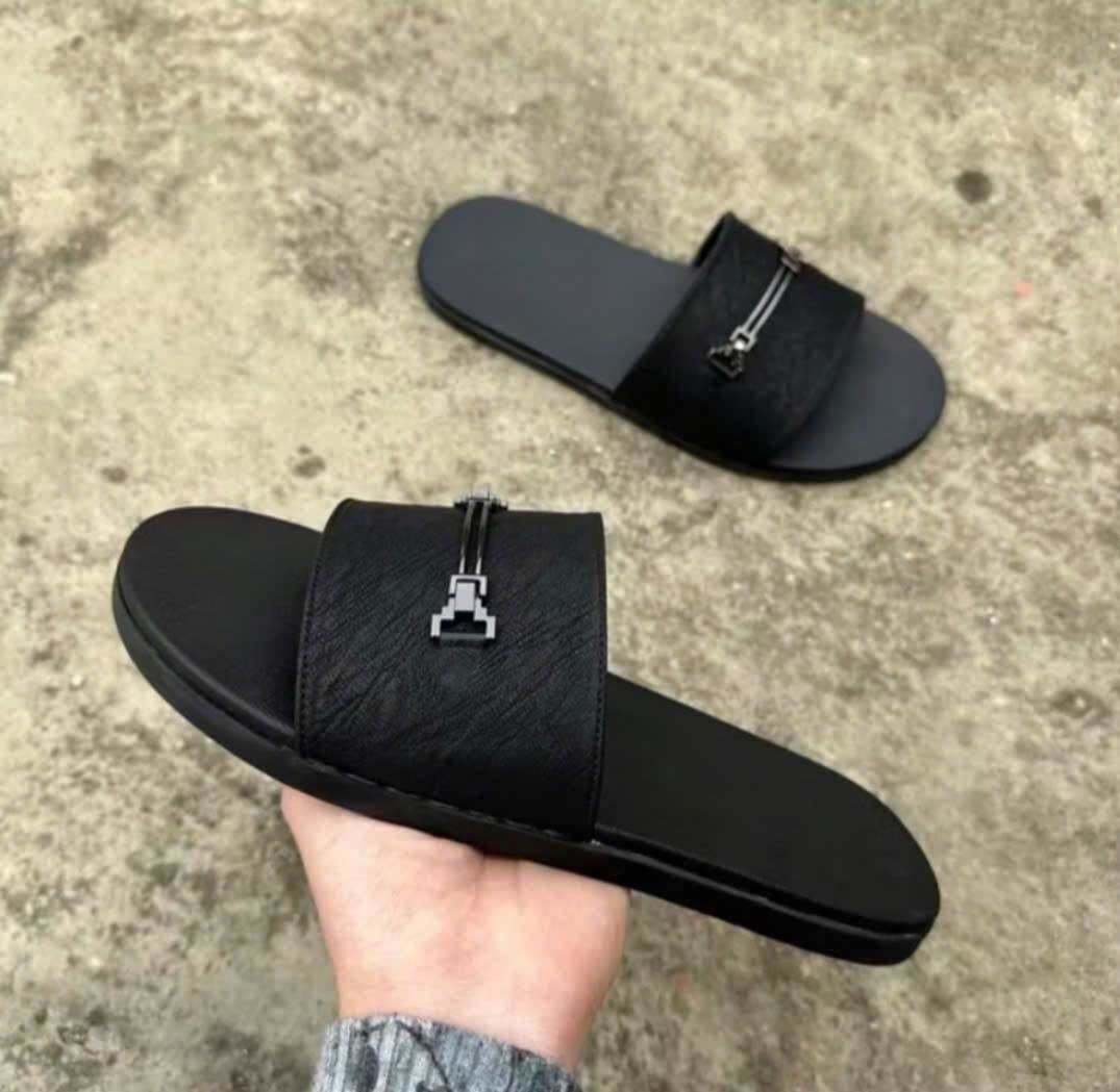 Dép Da nam cao cấp ,quai khâu xuyên đế chắc chắn ,kiểu dáng thời trang bên đẹp mẫu mới nhất năm. Đủ size Bảo hành 6 tháng.