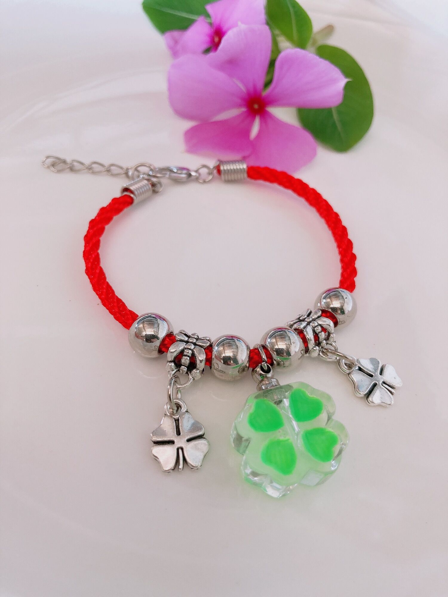 Vòng tay khắc tên hạt cỏ 4 lá dạ quang (1 vòng),đa dạng mẫu mã, chất lượng đảm bảo và cam kết hàng đúng mô tả.