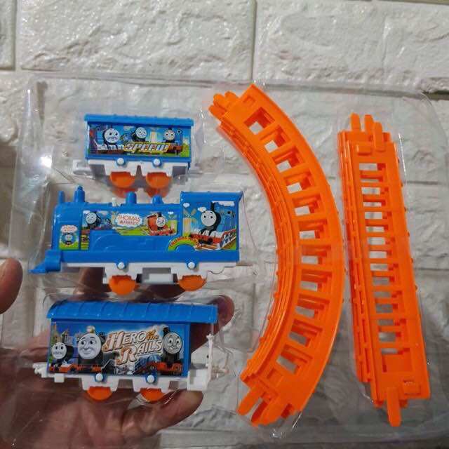 Hộp Đồ Chơi Đường Ray Và Xe Lửa Thomas Chạy Pin