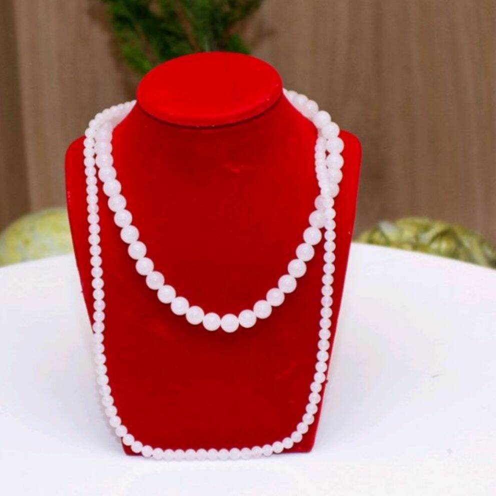 Cổ nhung trưng bày vòng cổ