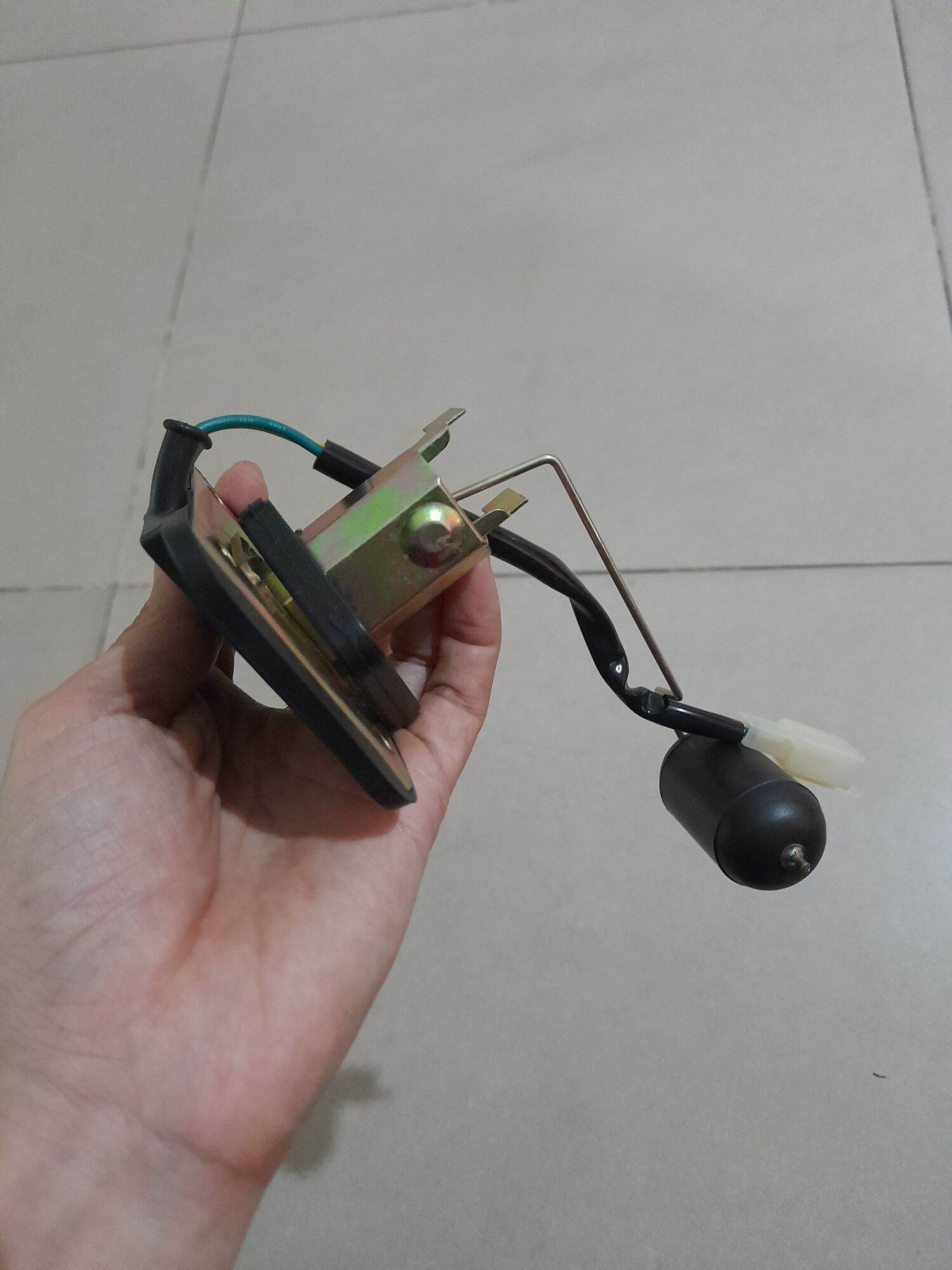 Báo xăng gắn cho xe Cúp 82 đến 86.