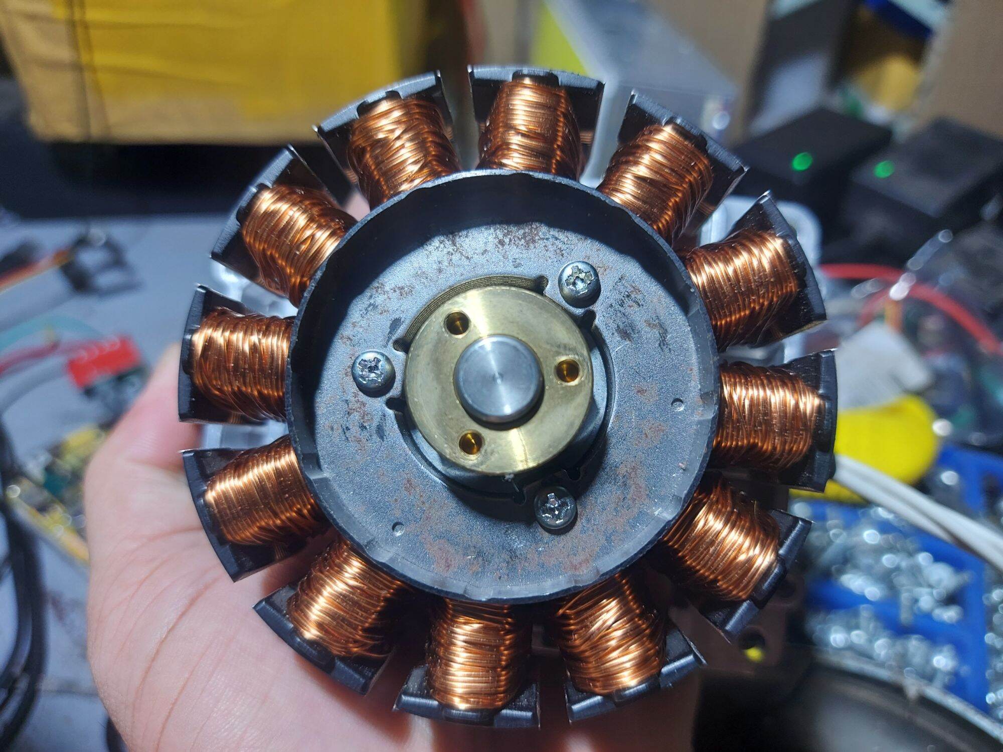 Motor chế máy hút chân không dùng pin.
