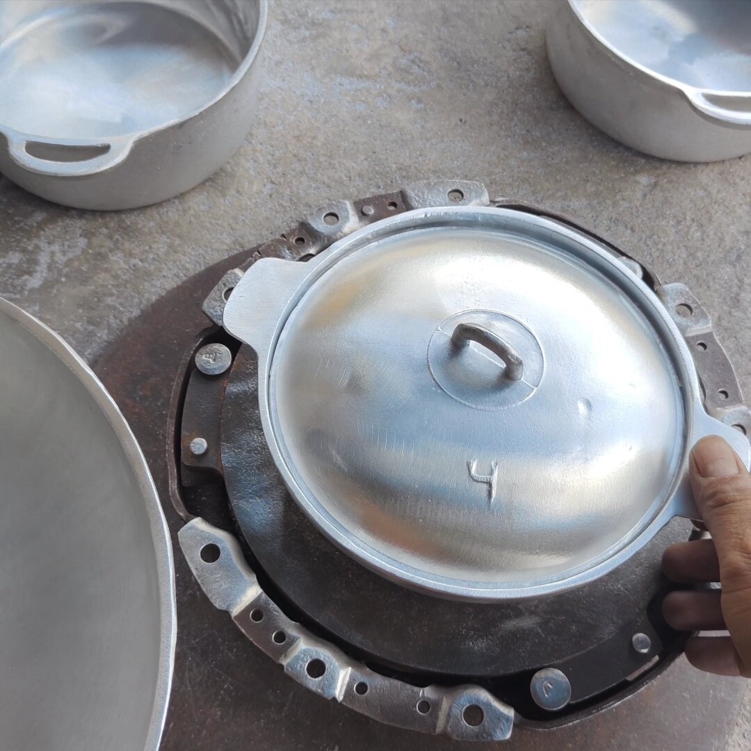 Nồi gang kho tộ loai 20.cm loại rất dầy được đúc bằng thủy lực lên rất đẹp