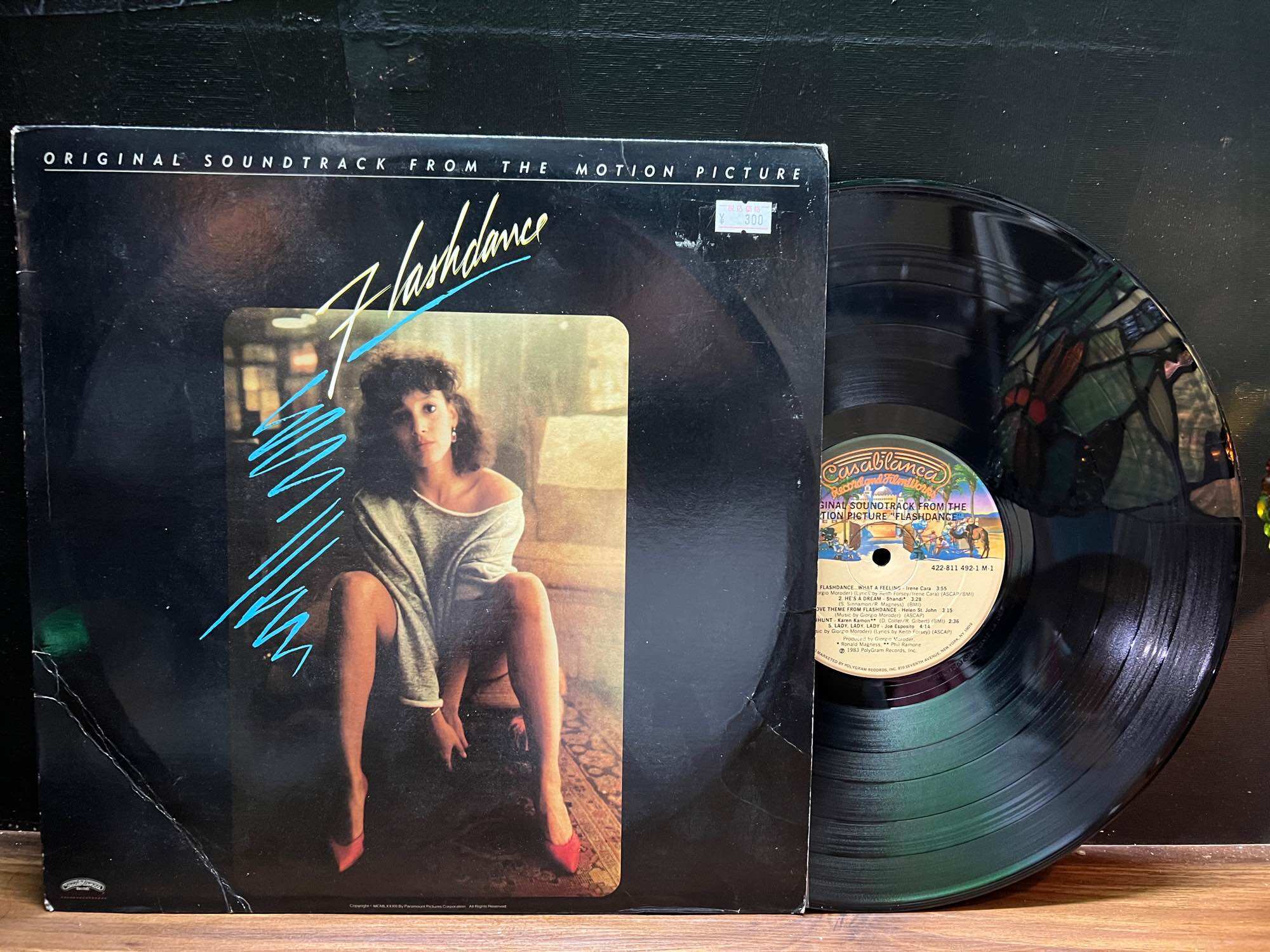 Đĩa than vinyl nhạc phim gốc Flashdance (Original Soundtrack from the Motion Picture)
🔥🔥Bao gồm các bản hit như "Flashdance... What a Feeling" của Irene Cara và "Maniac" của Michael Sembello.