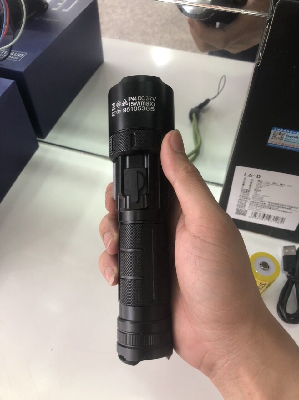 Đèn pin Supfire L6-D.