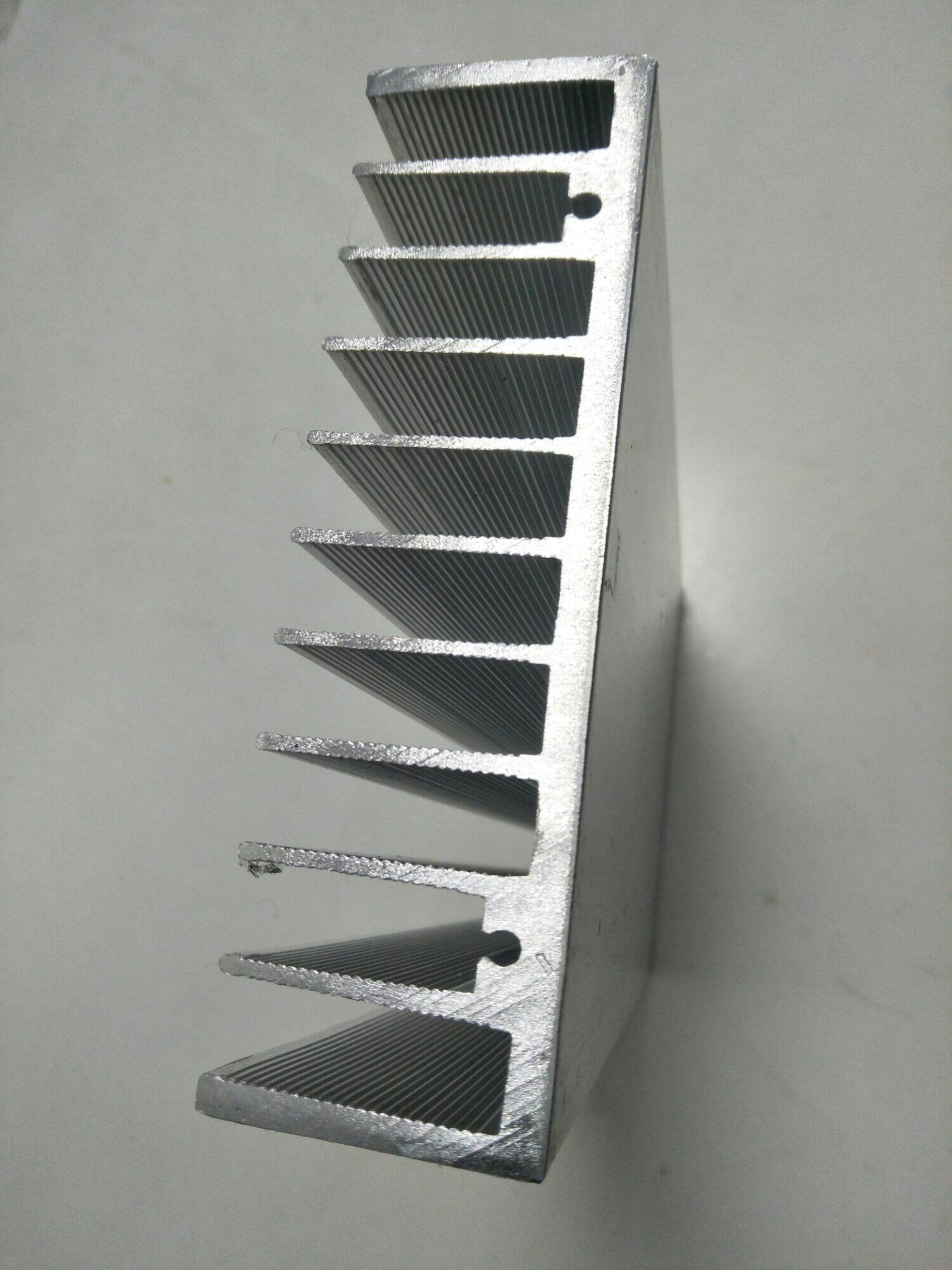 Nhôm dày 11 cánh dài 22 cm, cao 12 cm