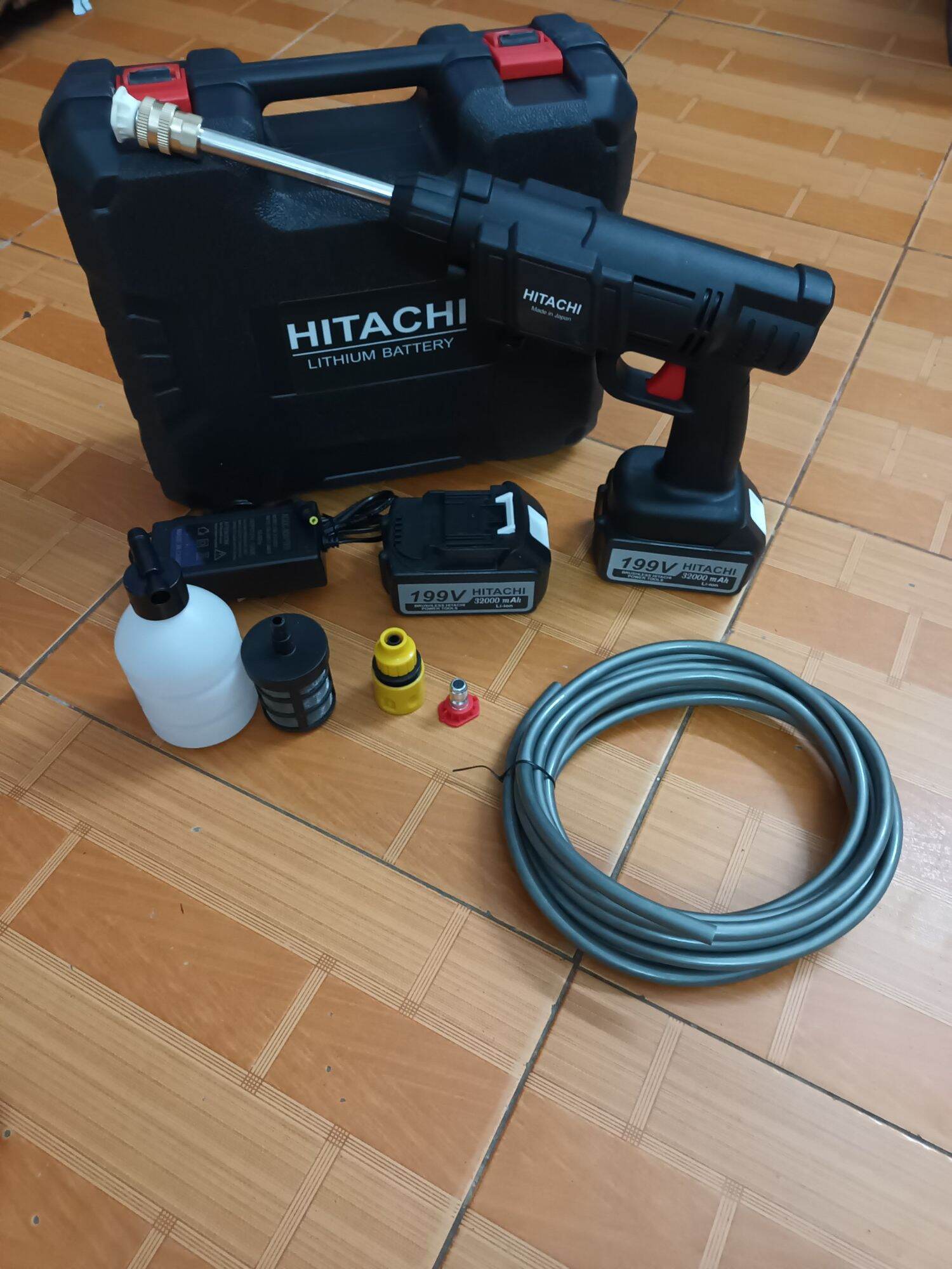 máy rửa xe chạy pin hitachi 199v lõi đồng100%