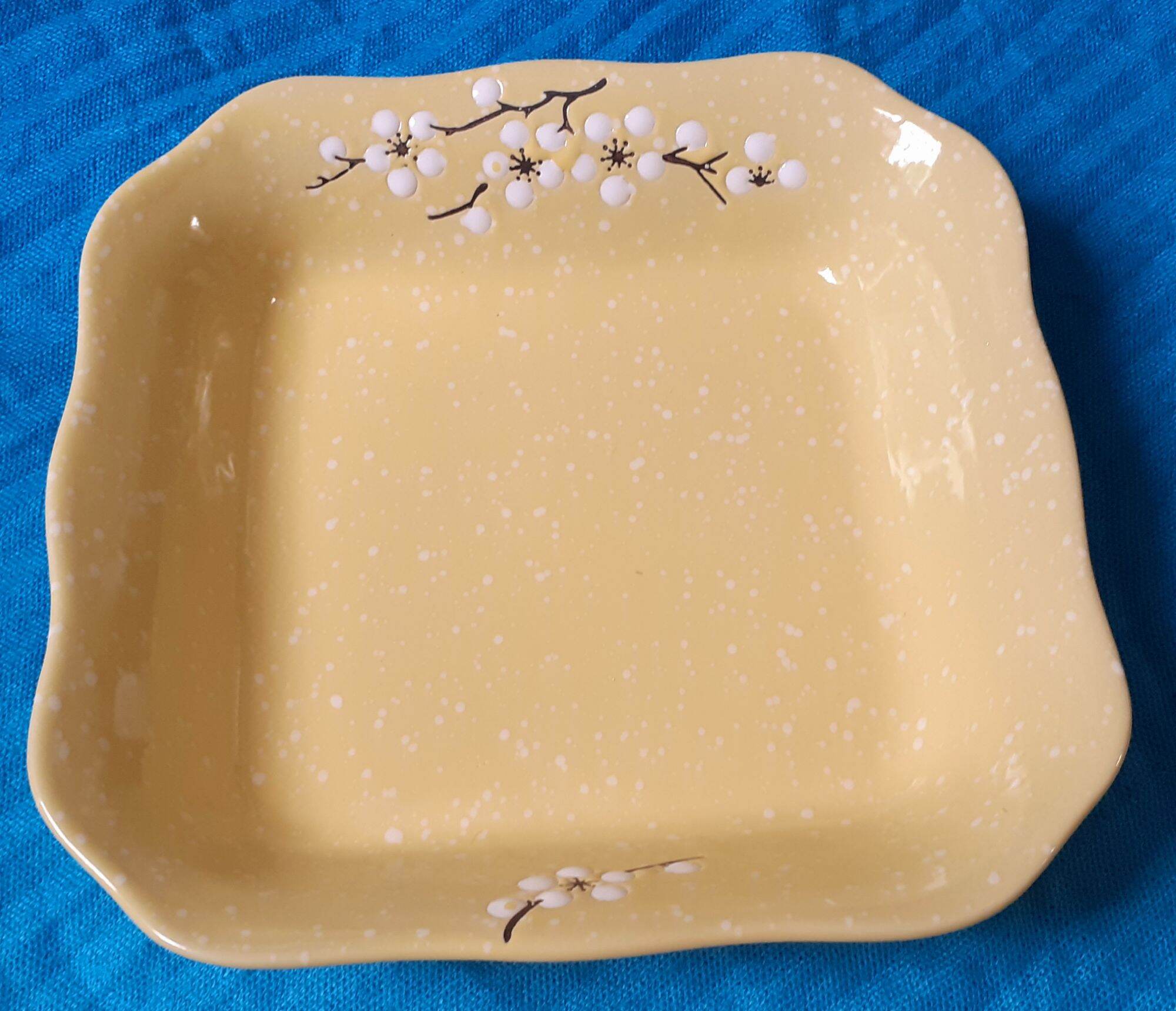 Đĩa gốm sứ hình vuông họa tiết nổi 21cm x 5cm