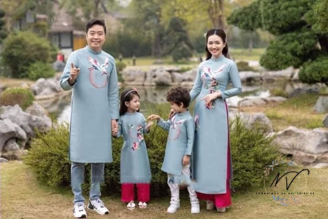 Áo dài gia đình tafta lụa xanh ngọc thêu cao cấp đầy đủ bố mẹ bé trai bé gái kèm ảnh thật phía sau, Áo dài Nét Việt