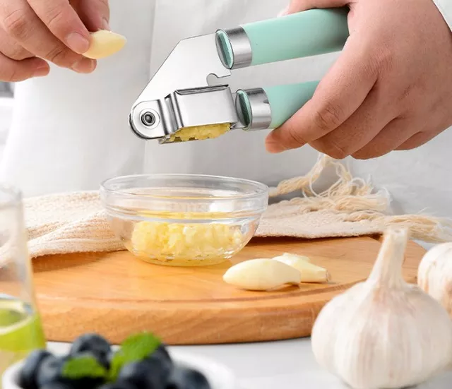 Dụng cụ ép tỏi cầm tay