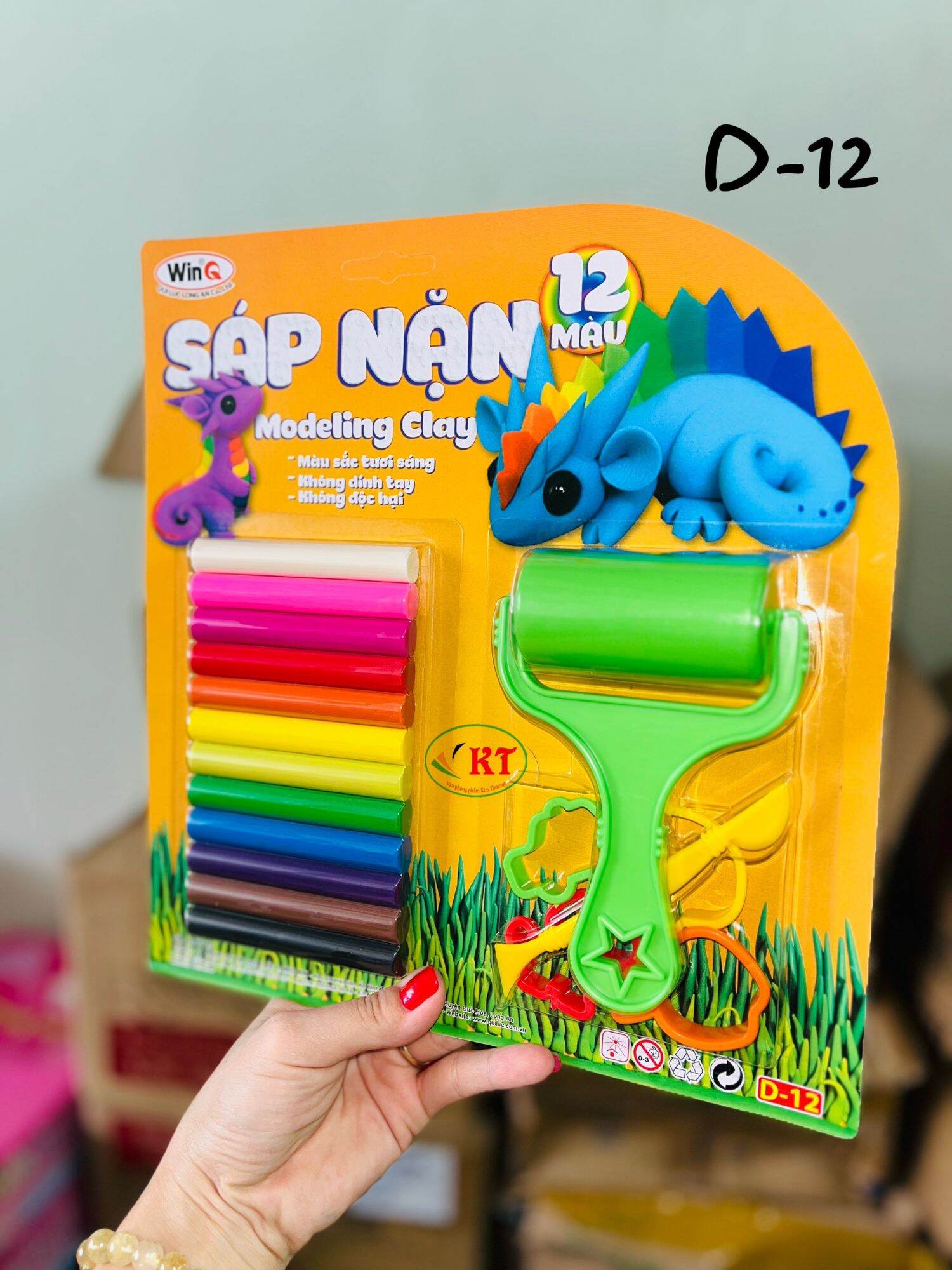 Đất nặn WinQ 12 màu kèm khuôn + cây lăn (mã: D-12)