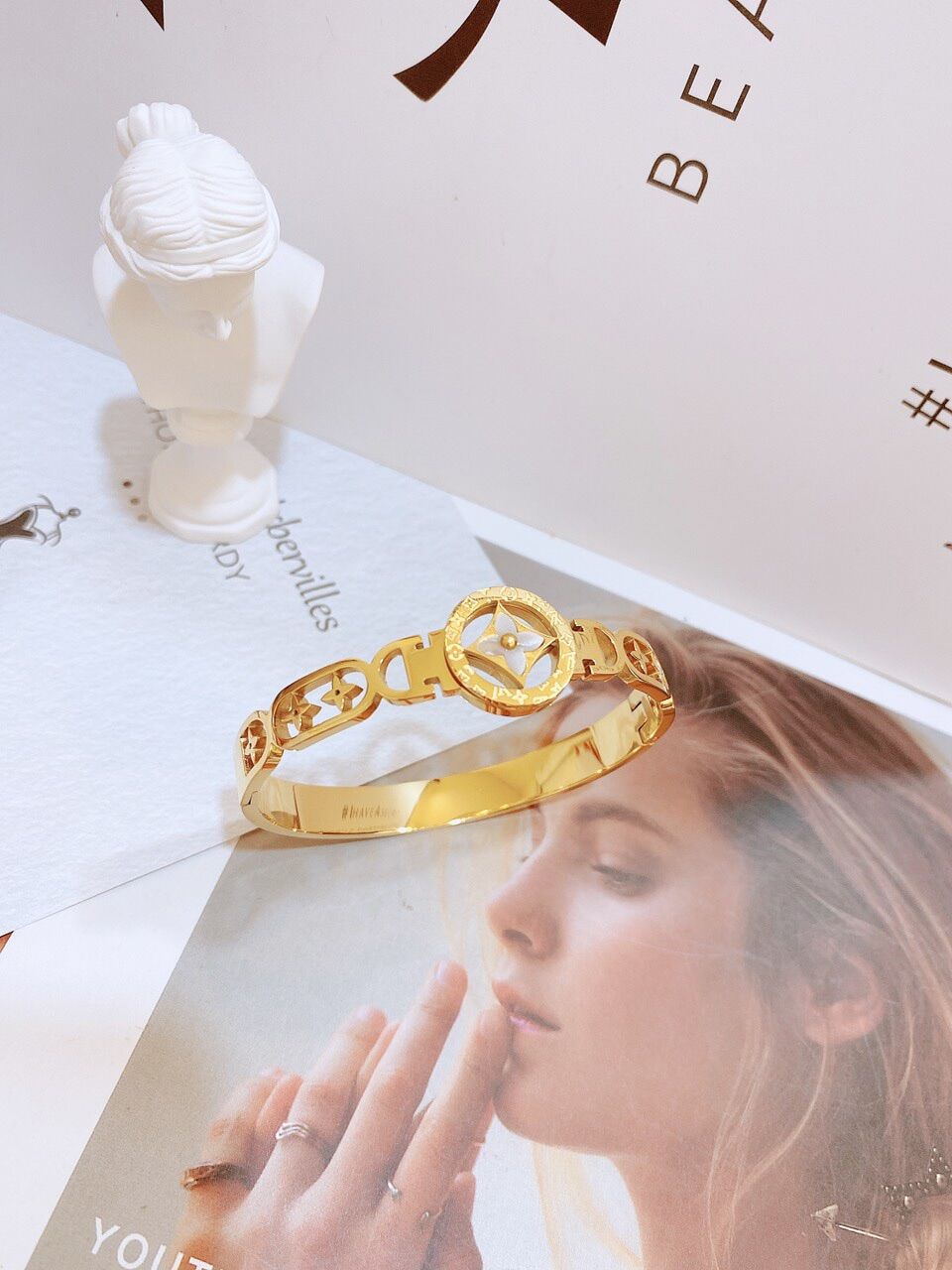 TT6902 - Vòng tay titan mặt tròn họa tiết Lv xà cừ (màu vàng)