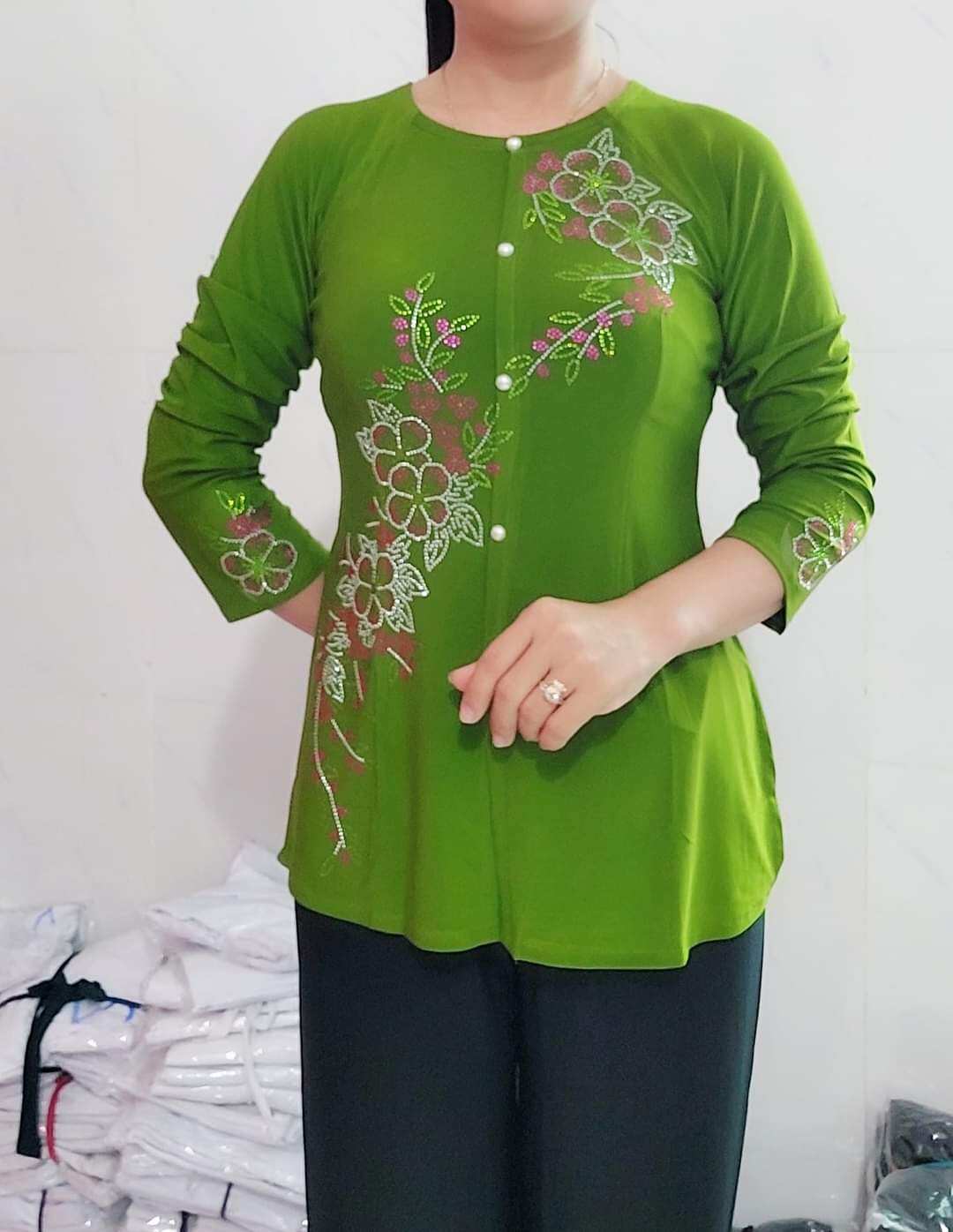 Áo Bà Ba cổ tròn Đính đá Không kèm quần