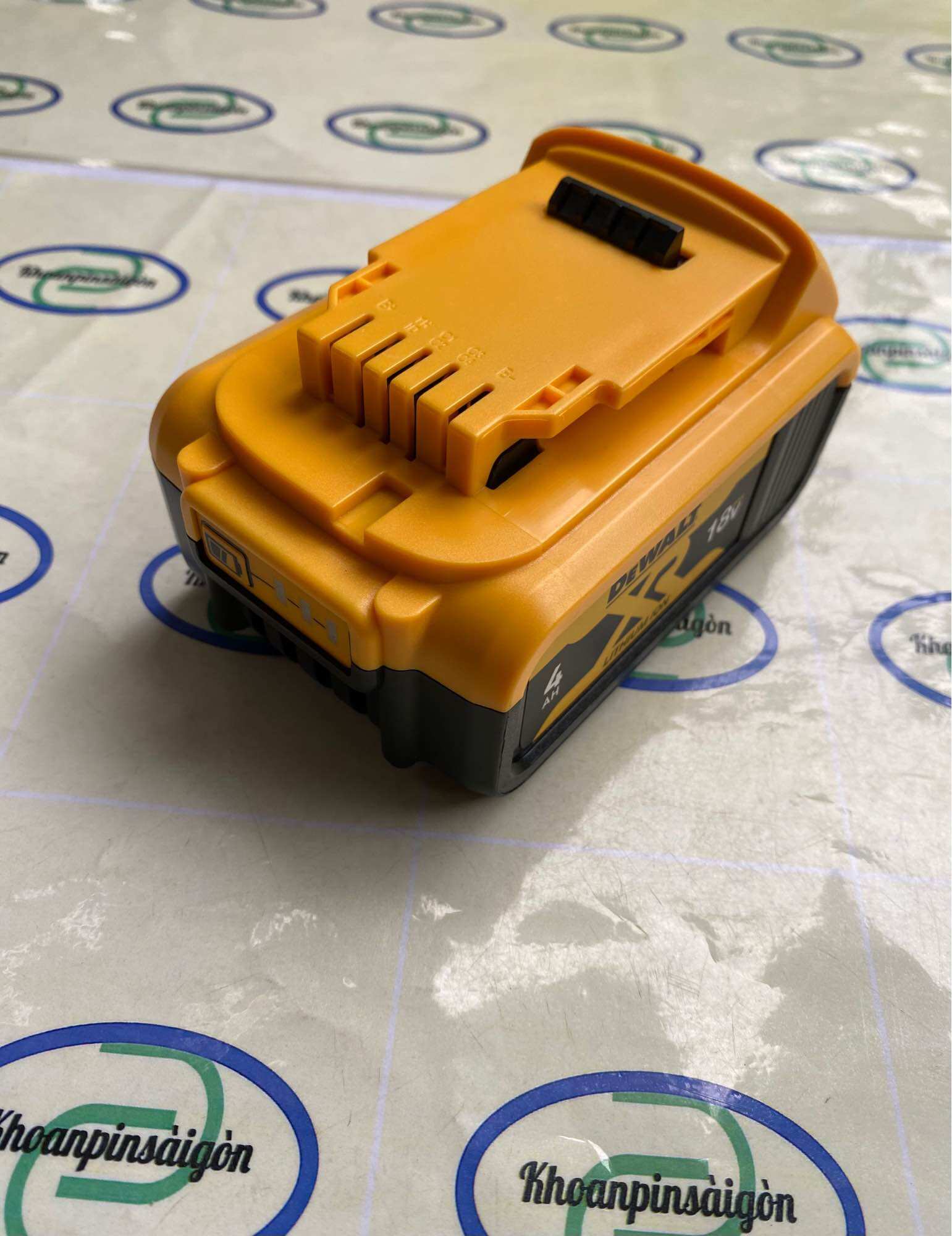 Pin đóng dewalt 20V 4ah- 5ah dùng cho máy hãng