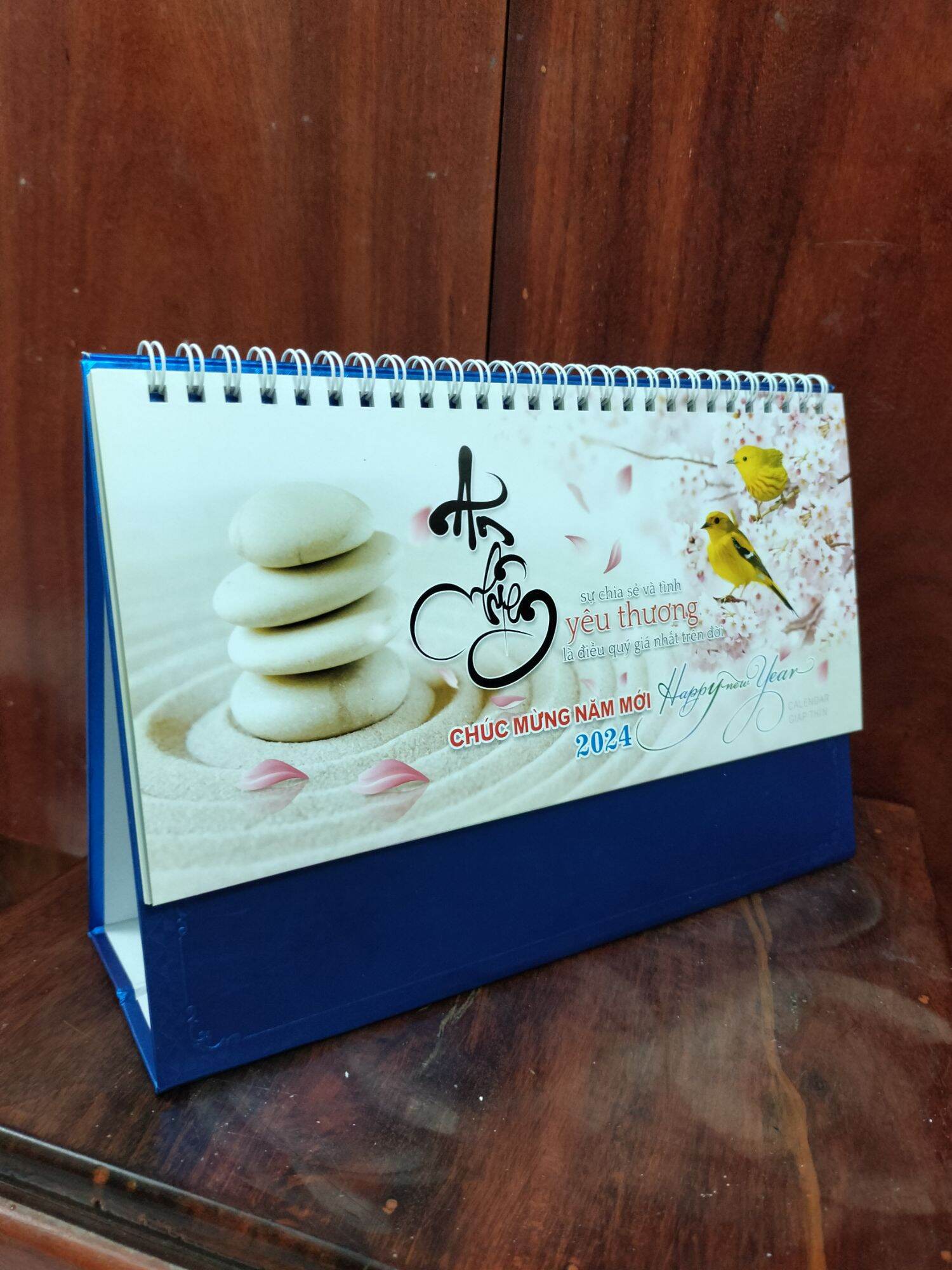 Lịch để bàn 2024 An Nhiên chữ A có ngày âm đế xanh dương