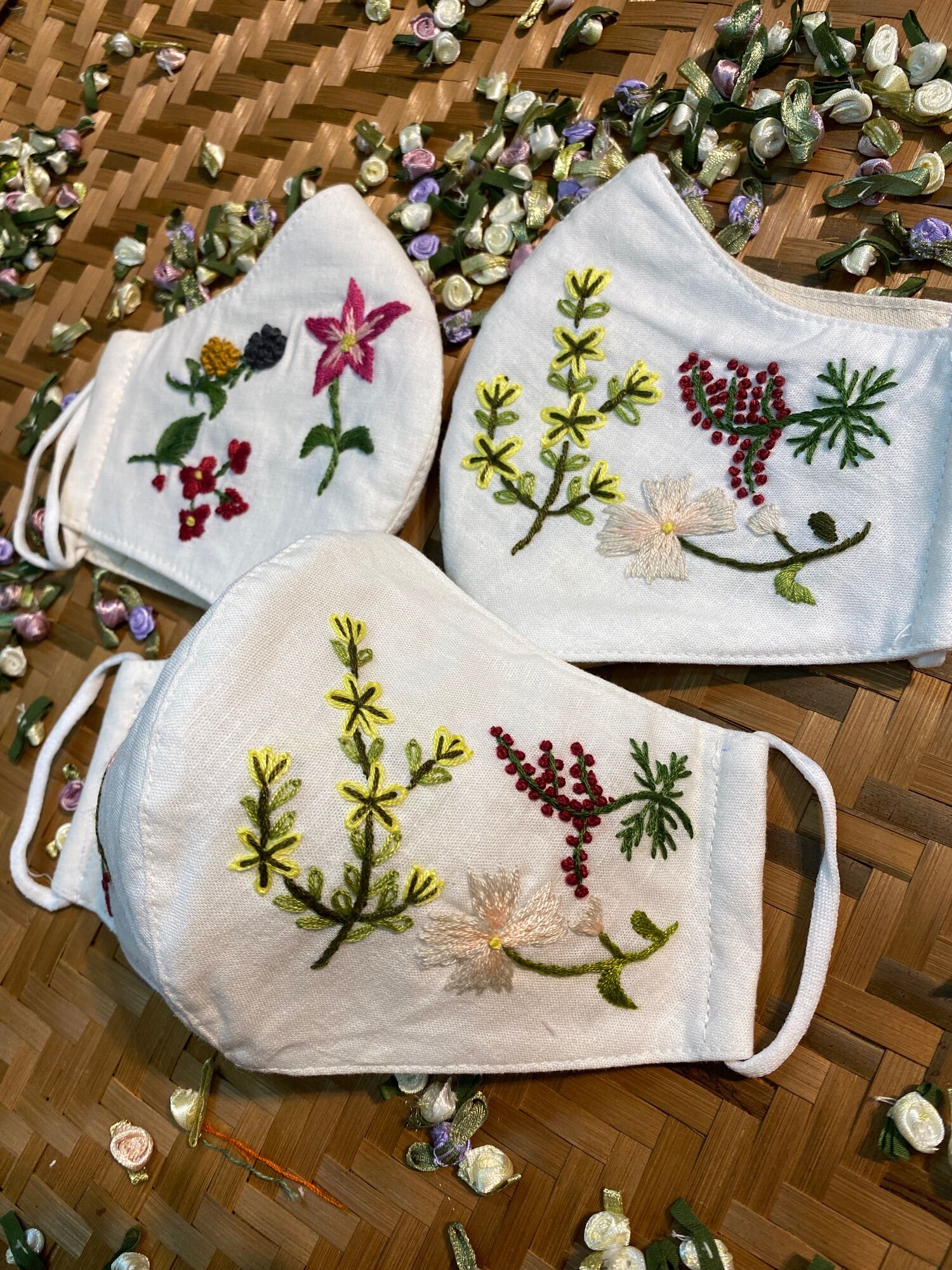 Khẩu trang thêu tay vải linen (handmade by Pong )