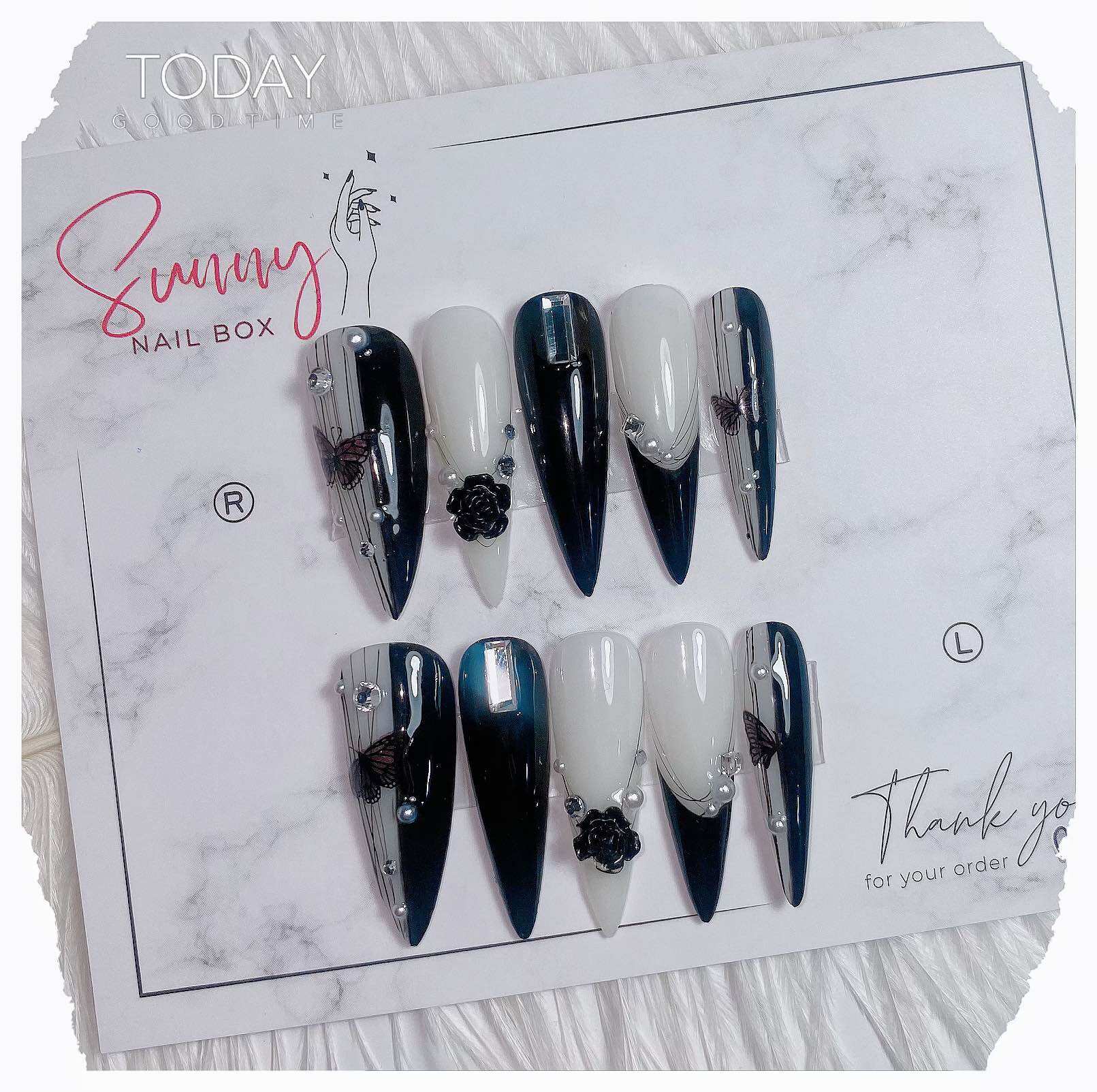 Nail box thiết kế sẵn hoa hồng đen