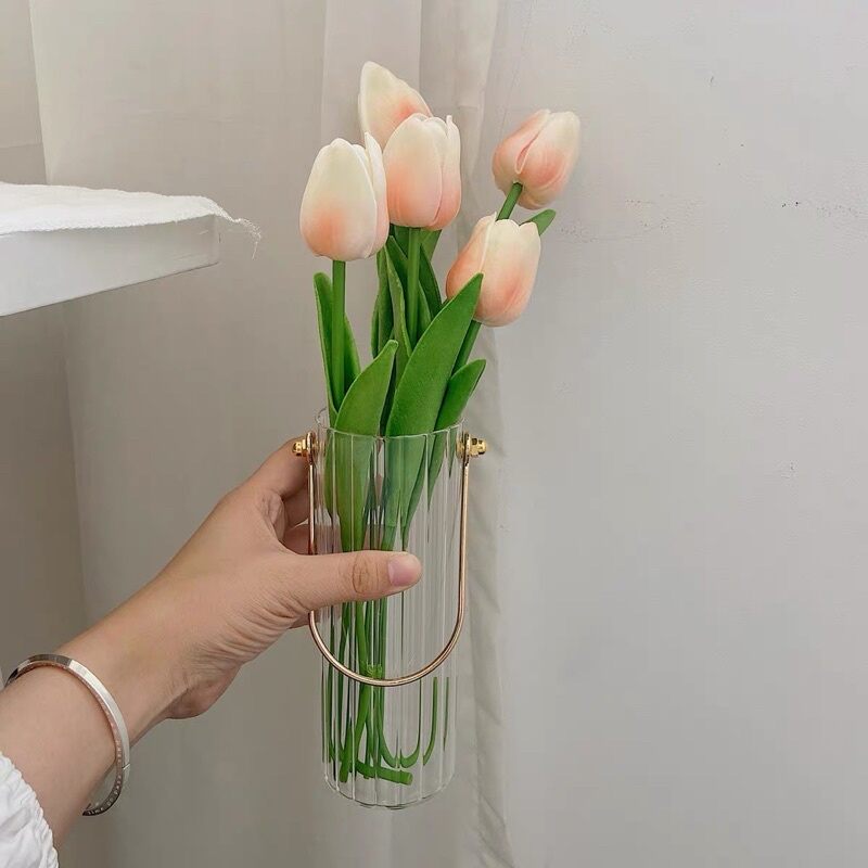 Lọ hoa thủy tinh có quai xách.