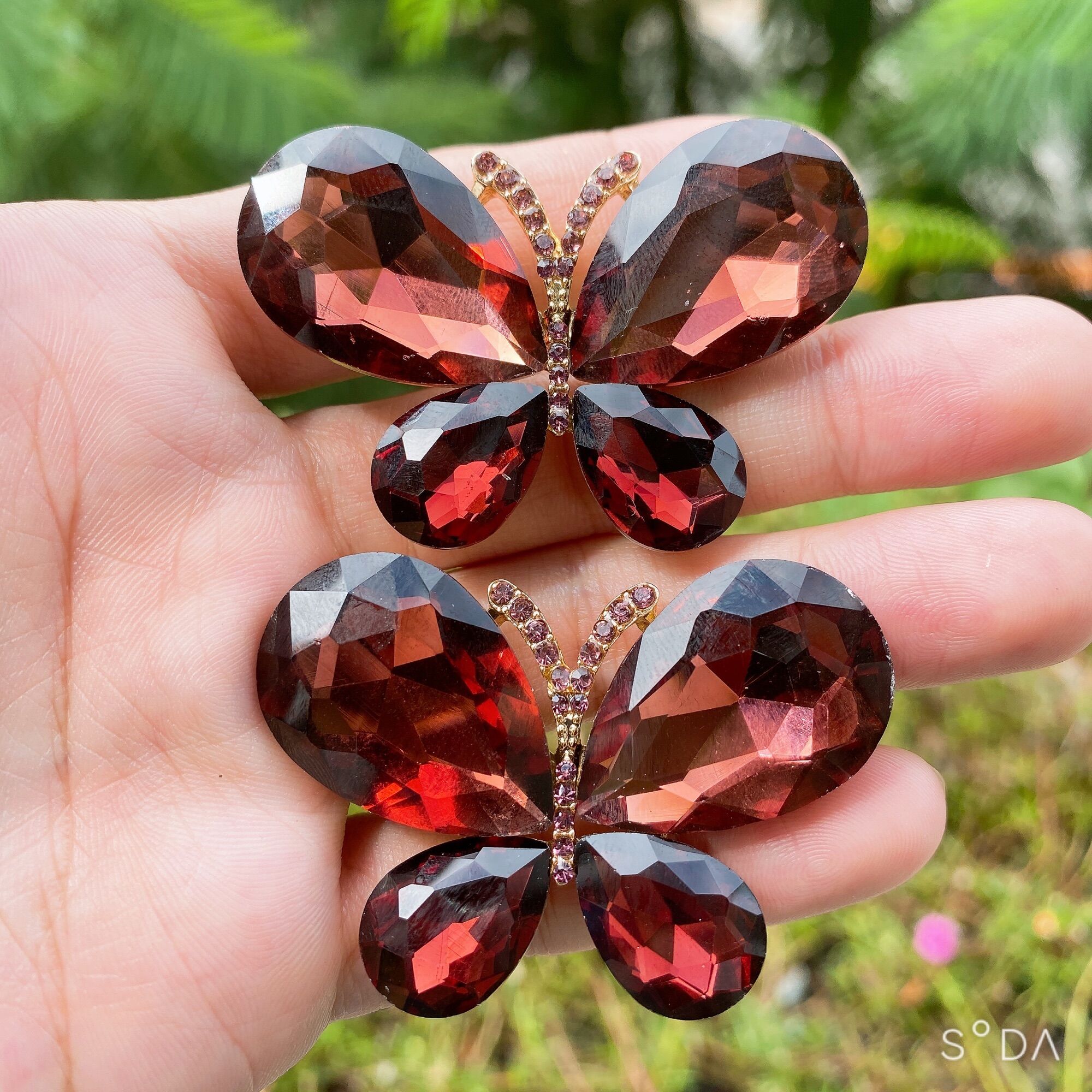 Bộ 2 charm bướm đá nâu gắn dép lào