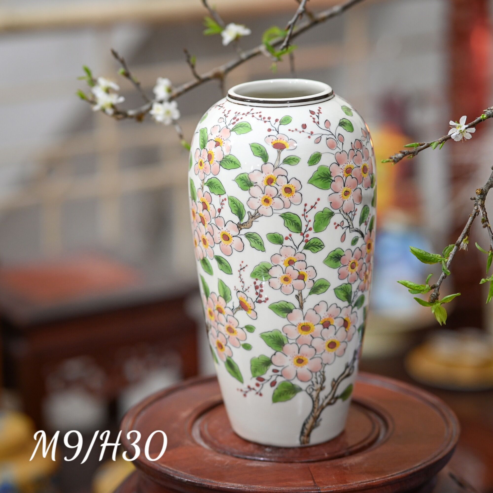 Bình cắm hoa men lam, vẽ thủ công. Gốm sứ Bát Tràng