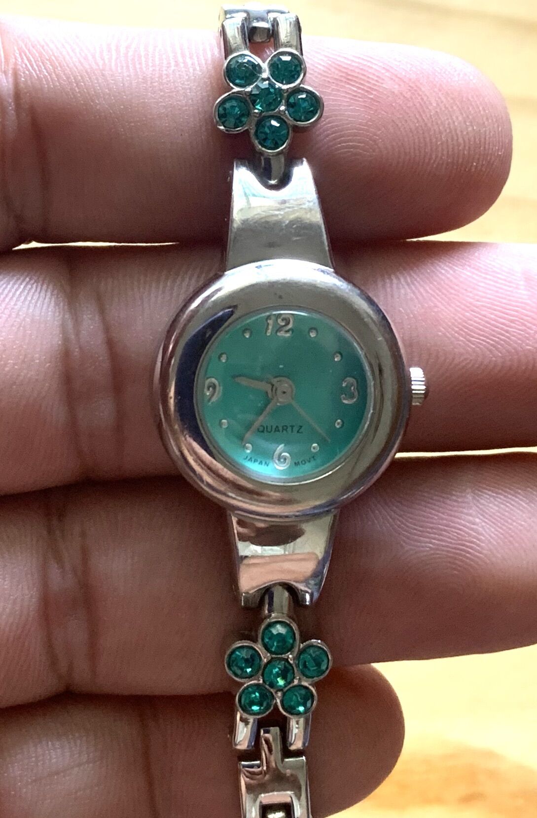 Đồng hồ nữ secondhand nhật 🇯🇵 .máy japan 100%.mặt màu xanh đẹp,size 22.dây khoá zin,dạng lắc tay.hàng tốt: japan,mới 98%