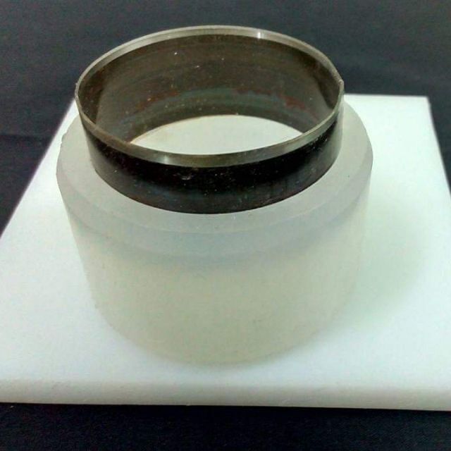 Bộ đục lỗ làm ore màn cửa, gồm cái đục và miếng lót đục