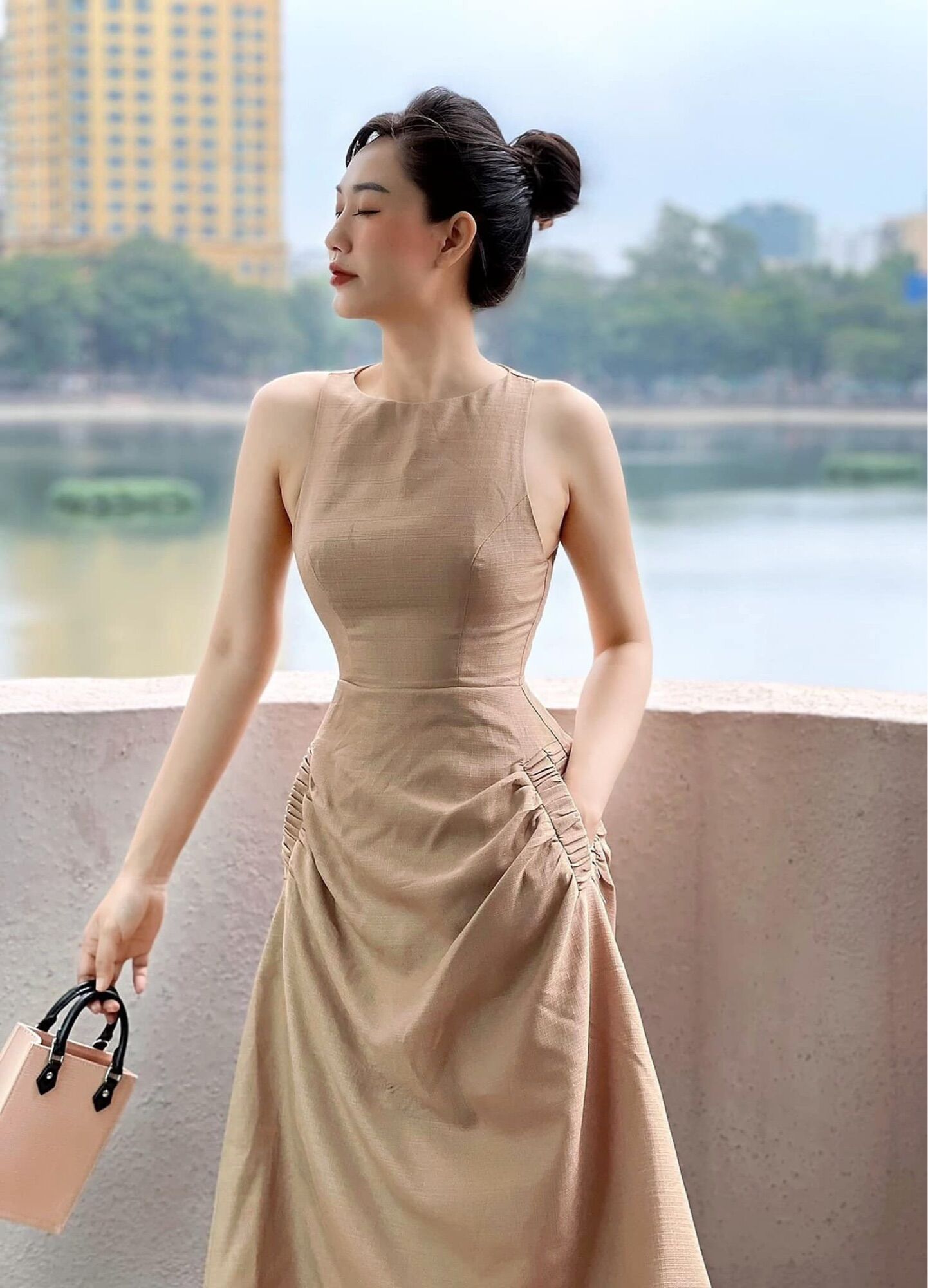 Đầm xoè cổ yếm túi nhún cách điệu