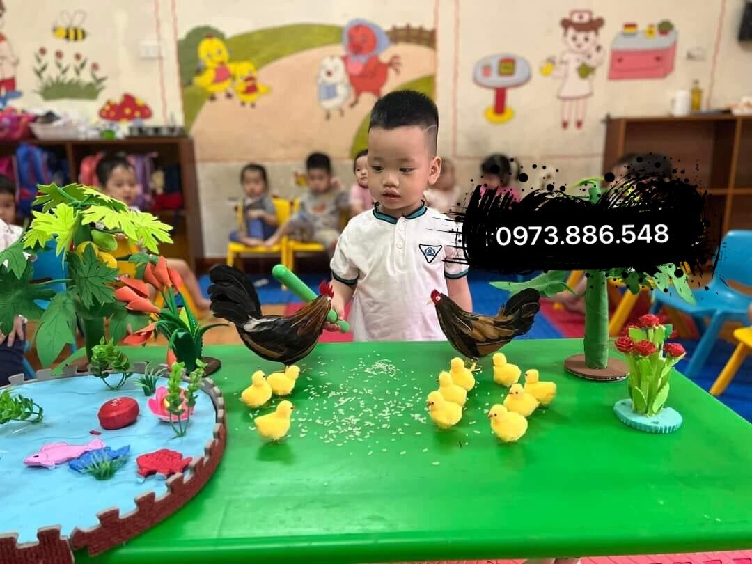 Mô hình đàn gà trống- gà mái và 10 con bằng xốp cho các bé mầm non