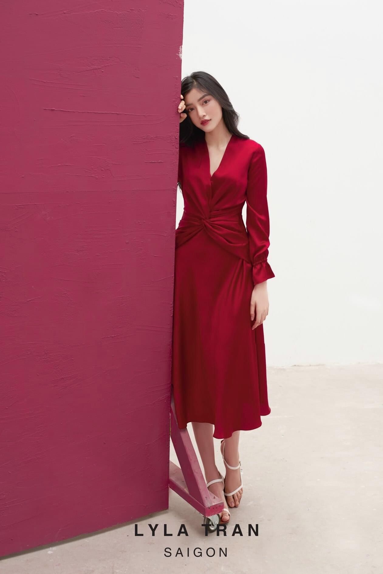 Đầm lụa satin cao cấp màu đỏ tay dài xoắn eo (ELSA)