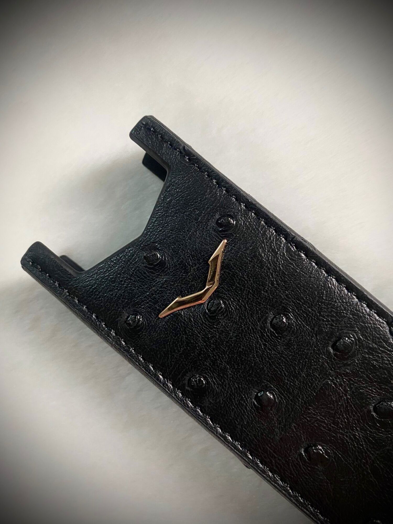 Bao da Vertu đà điểu đen logo vàng Signature S