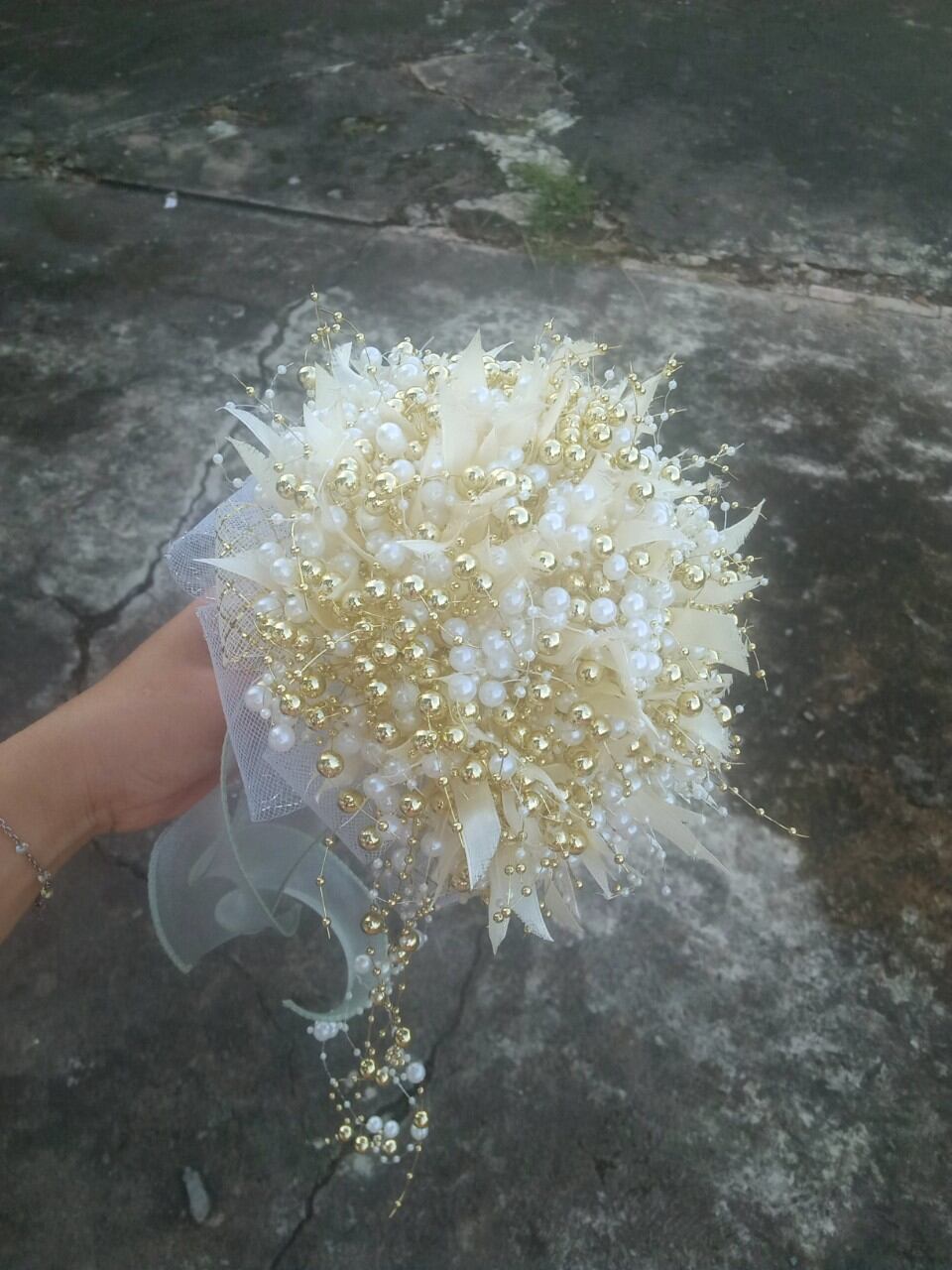 hoa cưới cầm tay ngọc trai