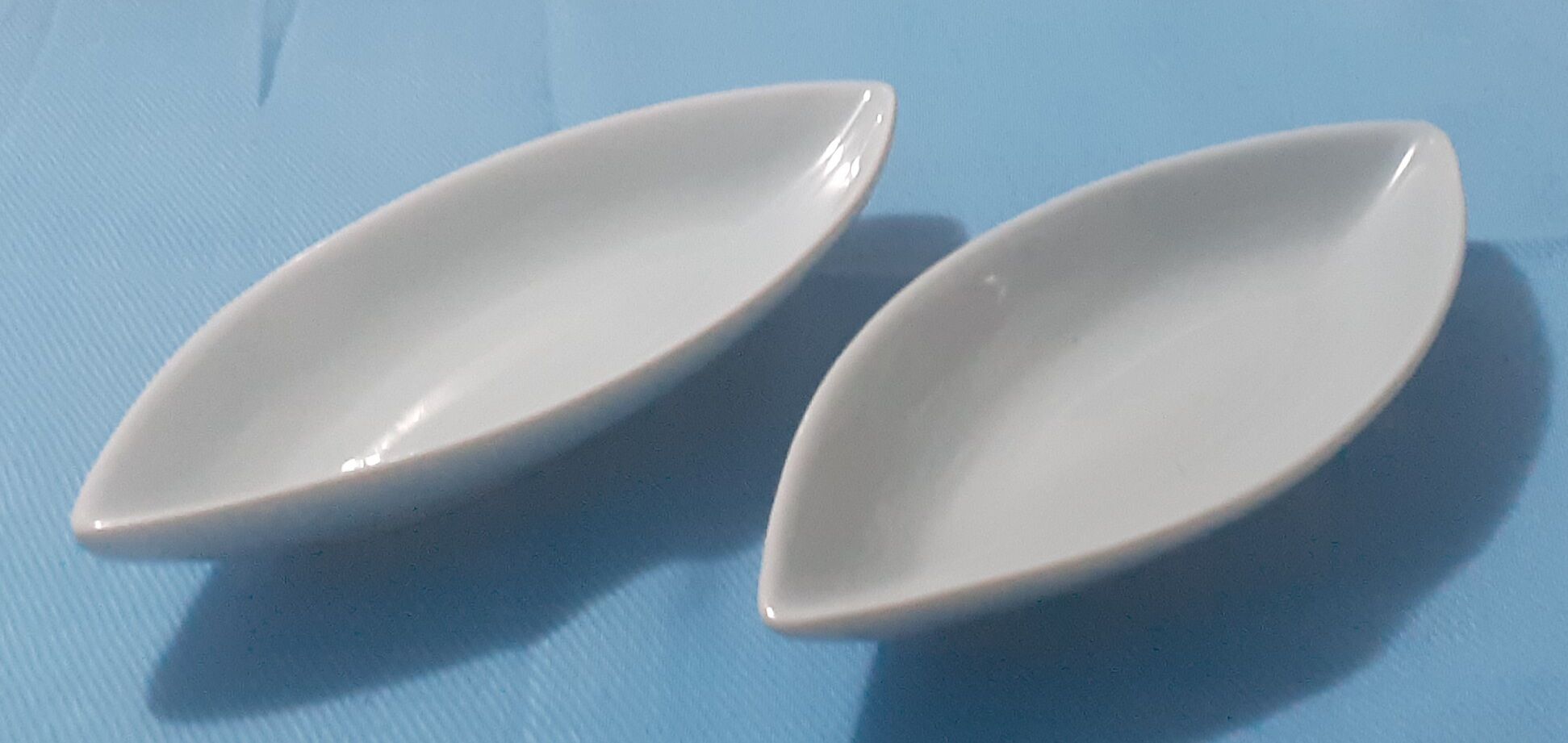 Đĩa gốm sứ hình thoi, nhiều màu, 16,5cm x 7cm