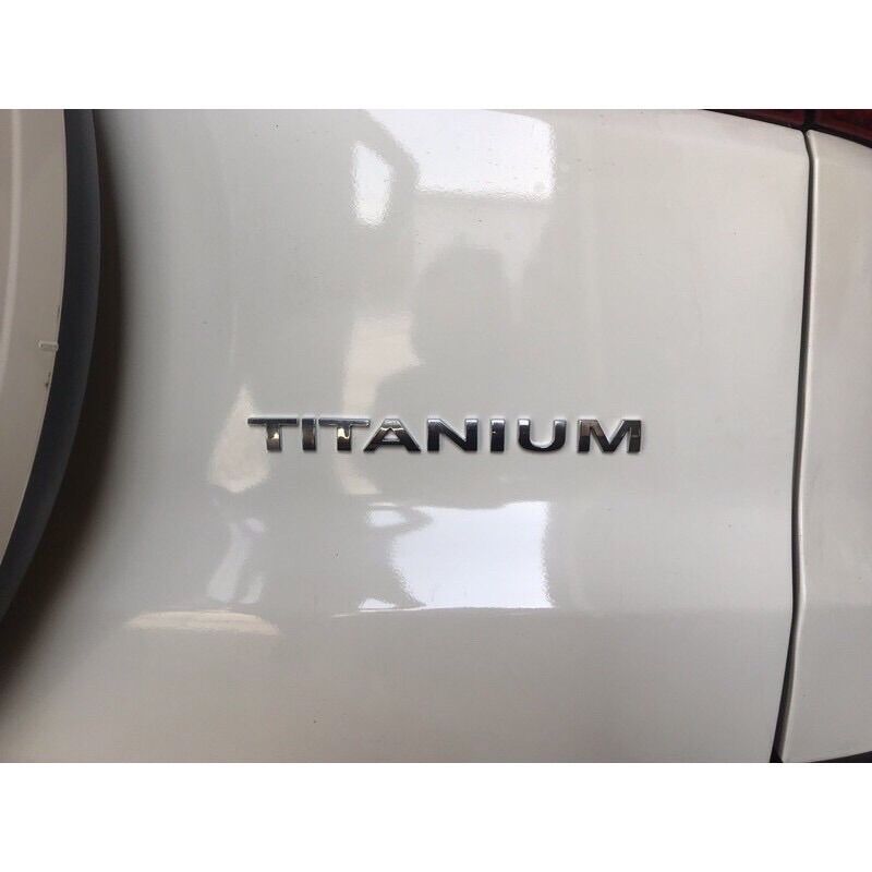 logo chữ TITANIUM dán đuôi xe FORD EVERETS ECOSPORT