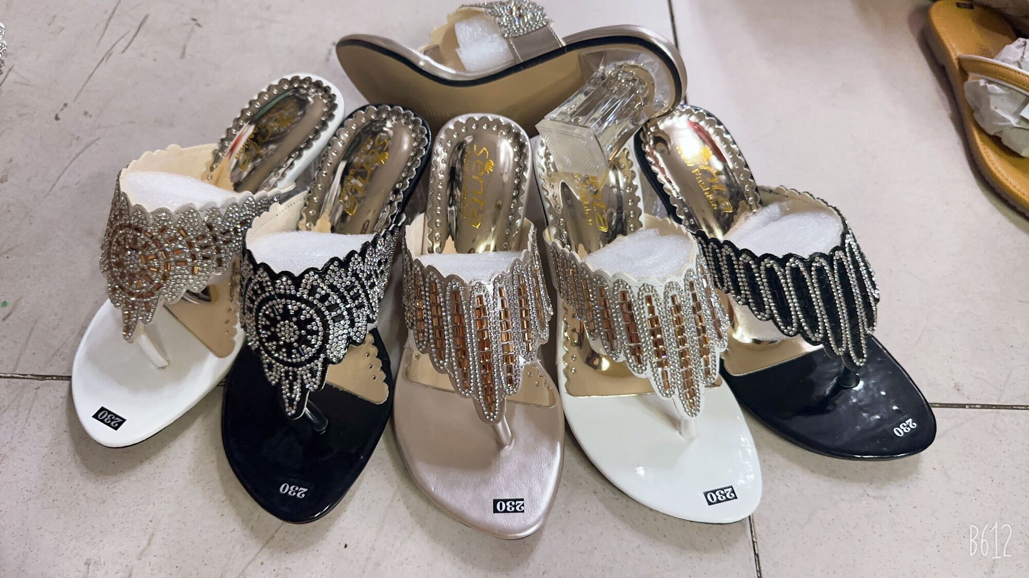 Guốc gót trong 3p và 5p. . Có size từ 36-41. Hàng đảm bảo chất lượng . #giaydepbigsize# guoctrungniendep#giaydeptrungniendep