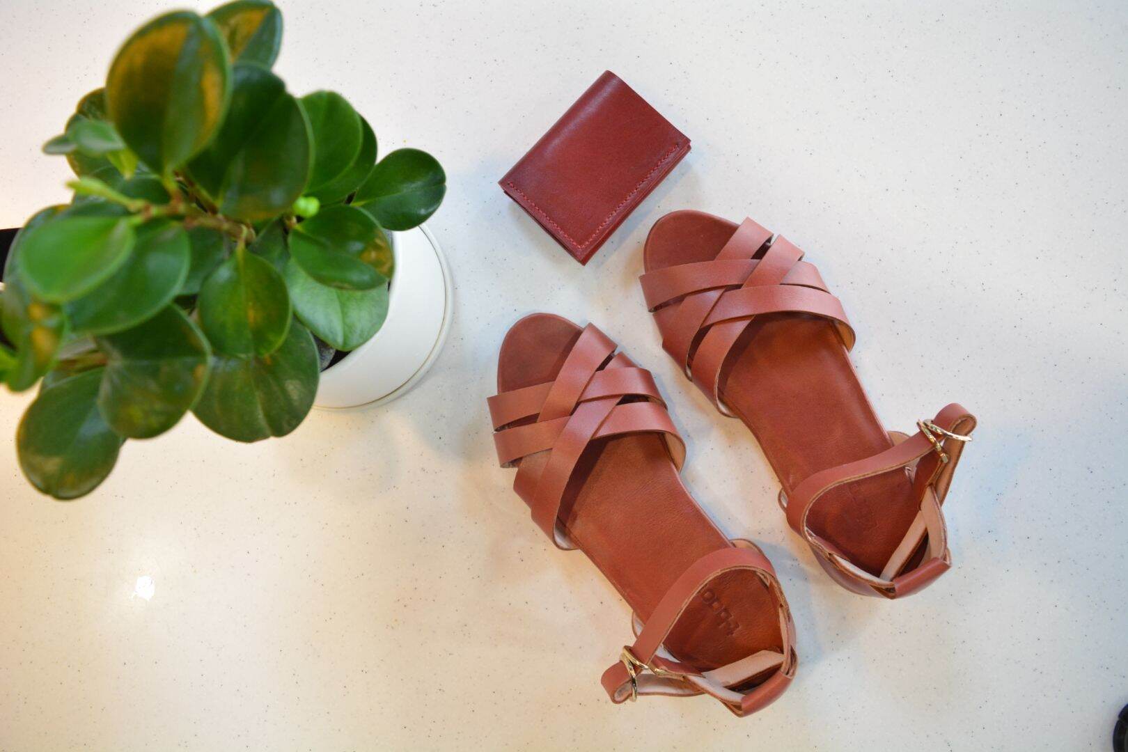 Sandals bệt kết hợp từ da bò và da cừu màu đỏ mận - Gót 1cm - Dạ tự nhiên mang đến sự êm ái và độ bền theo thời gian