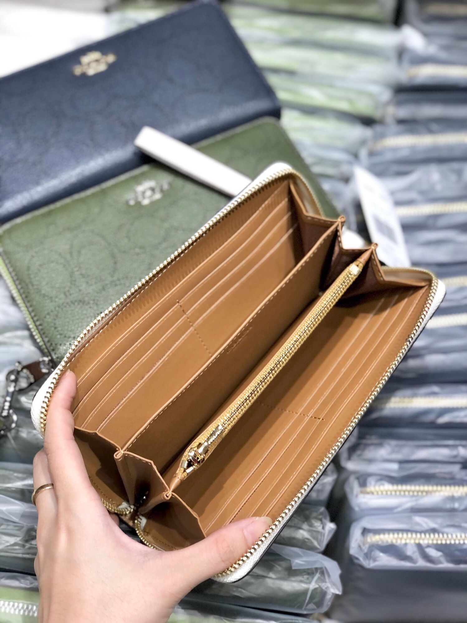 Ví Coach Long Zip hoạ tiết nổi bật