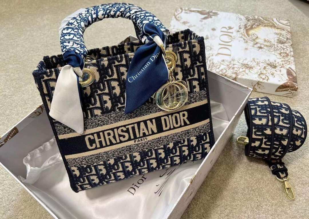 Medium lady dior bag spsl
size 24
