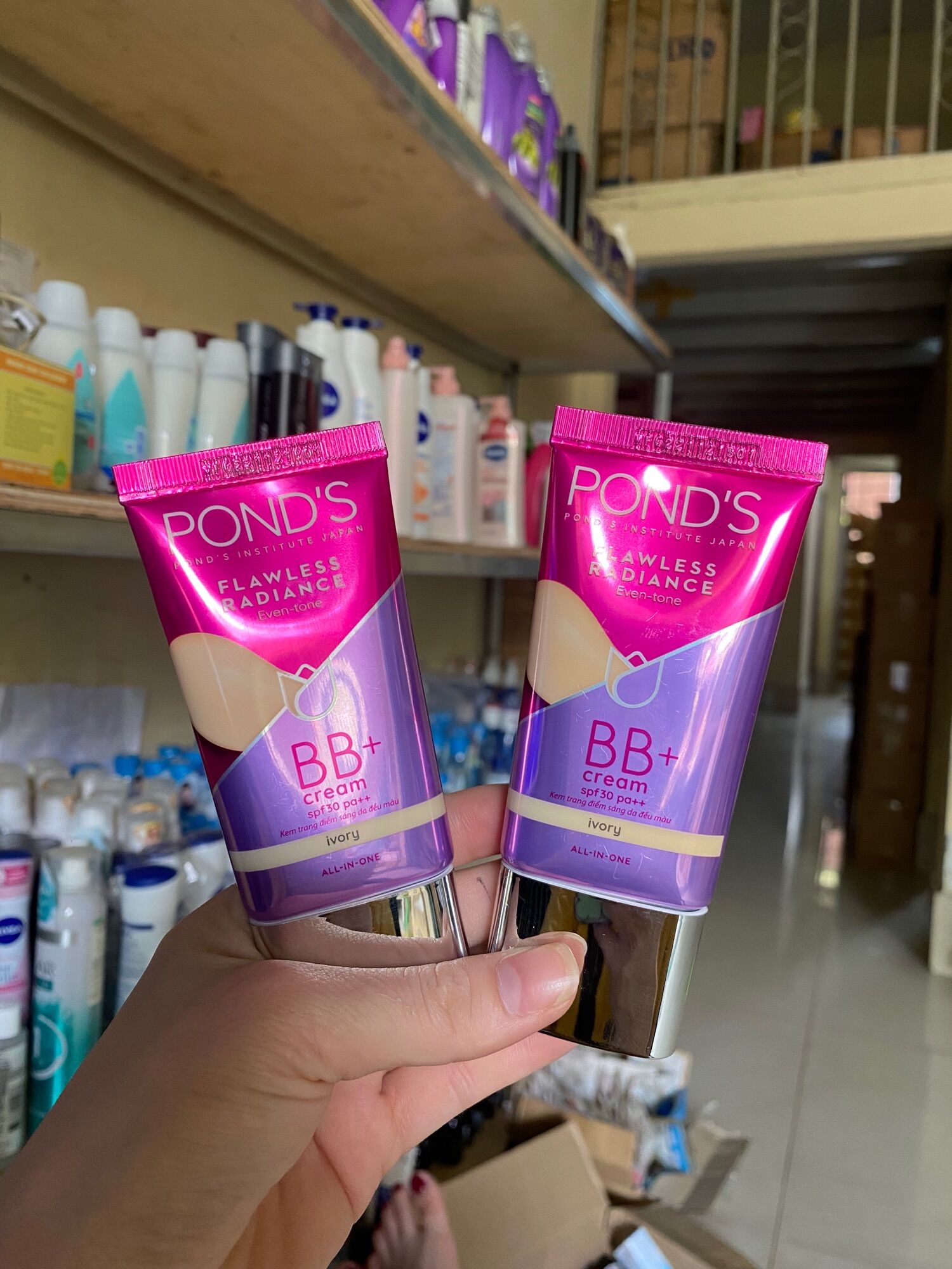 Kem trang điểm dưỡng trắng tạo nền Ponds BB Cream Flawless Radiance