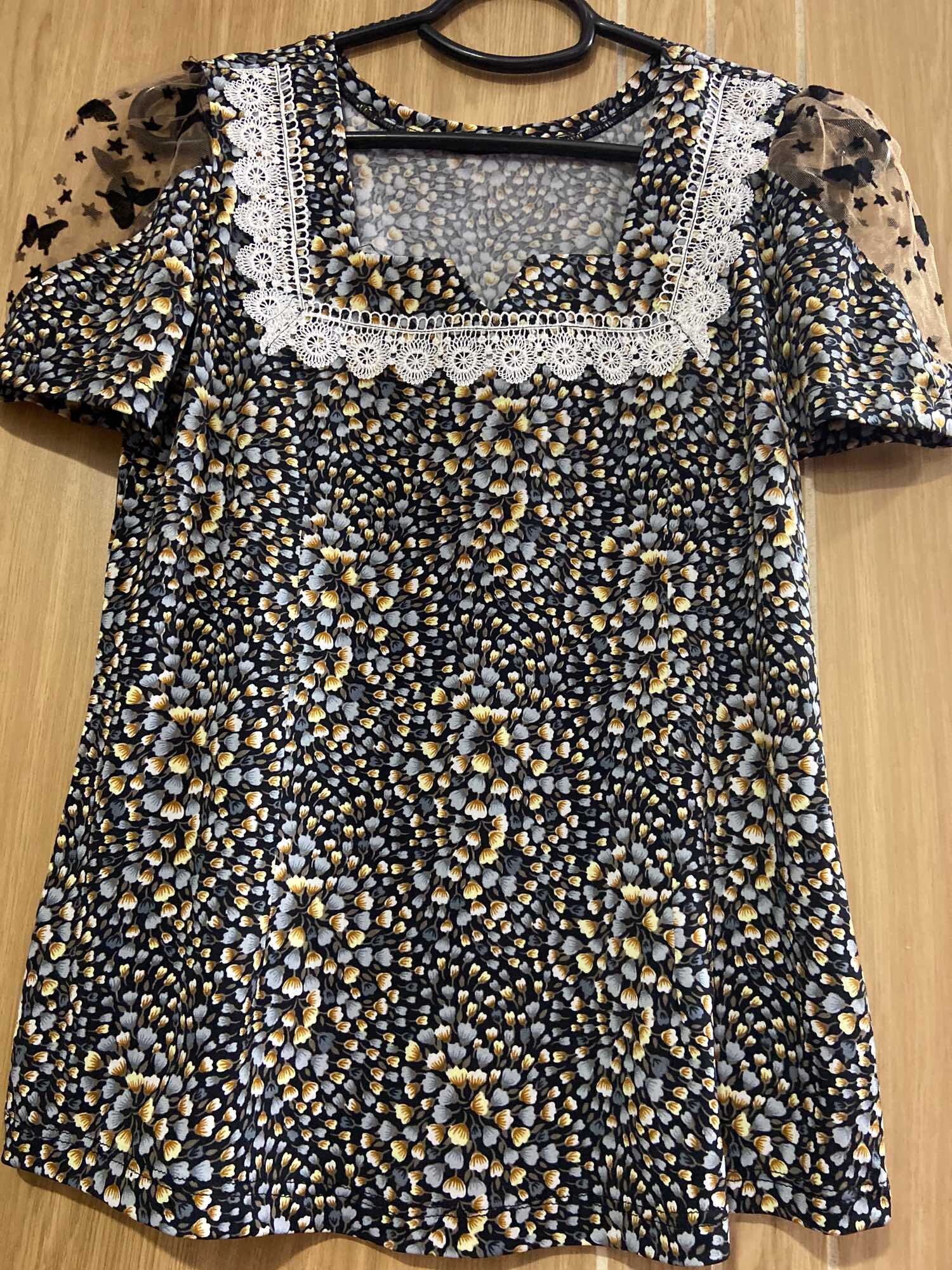 Áo thun hoa phối ren cổ và tay áo side 1 nhỏ hơn 53kg mặc đẹp