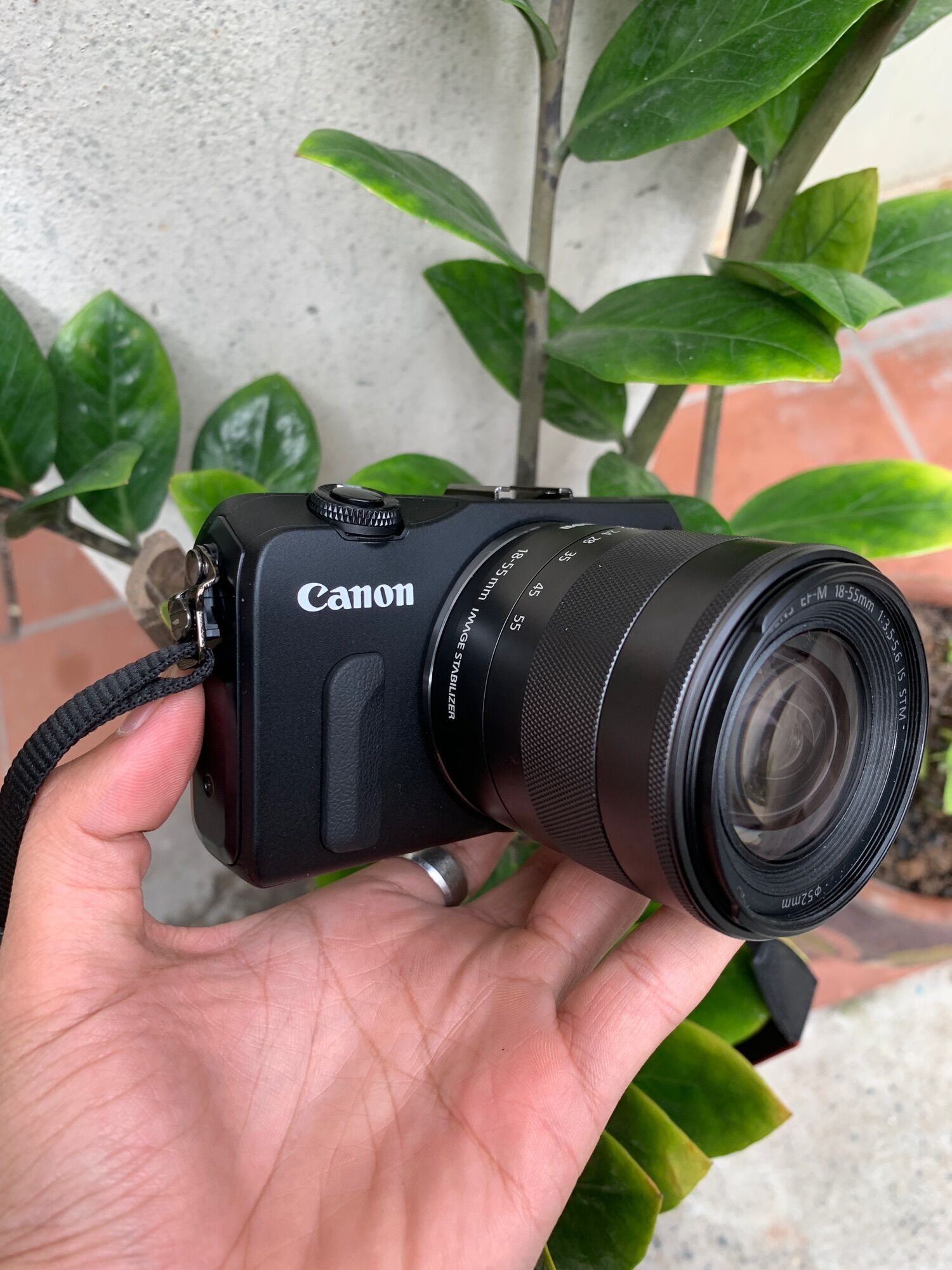 Bộ máy ảnh Canon EOS M kèm lens kit