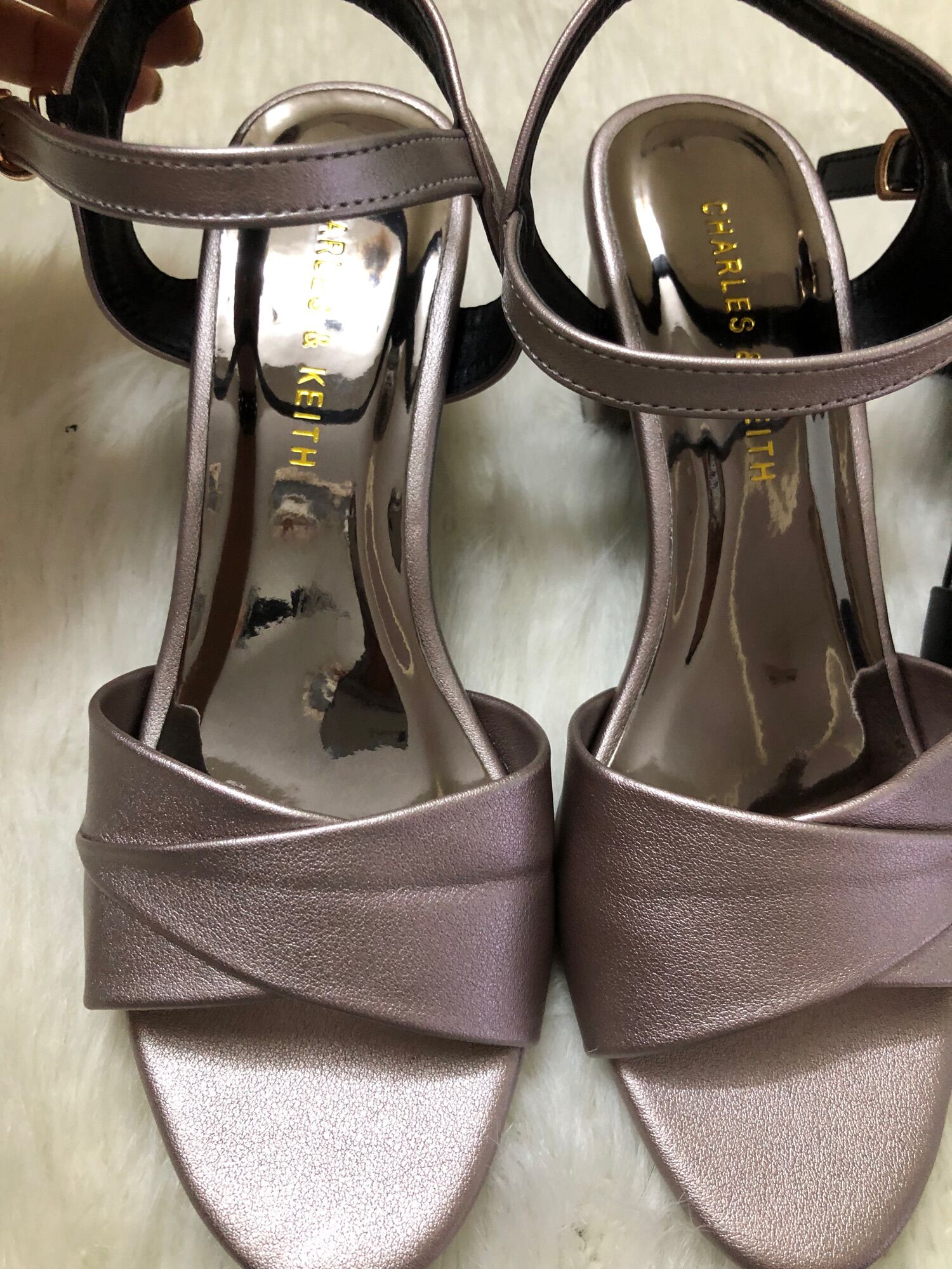Sandal quai hậu. Da mềm rất êm chân.