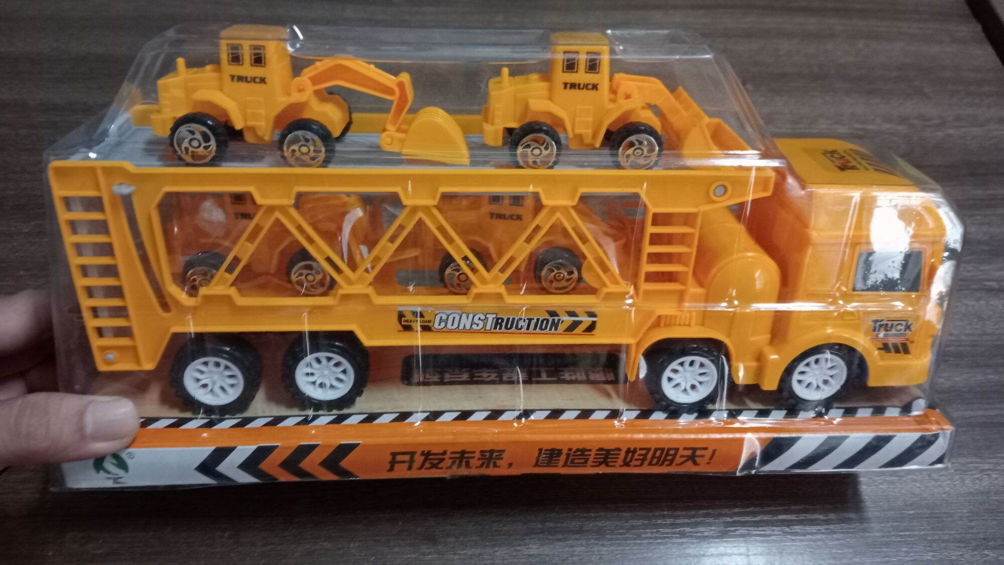 Hộp xe Container chở 4 xe công trình (chạy trớn)