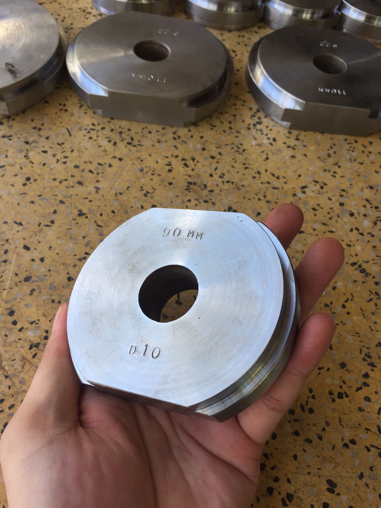 Mặt cảo xylanh D9,D10 ( 85-90mm ) cho động cơ diesel